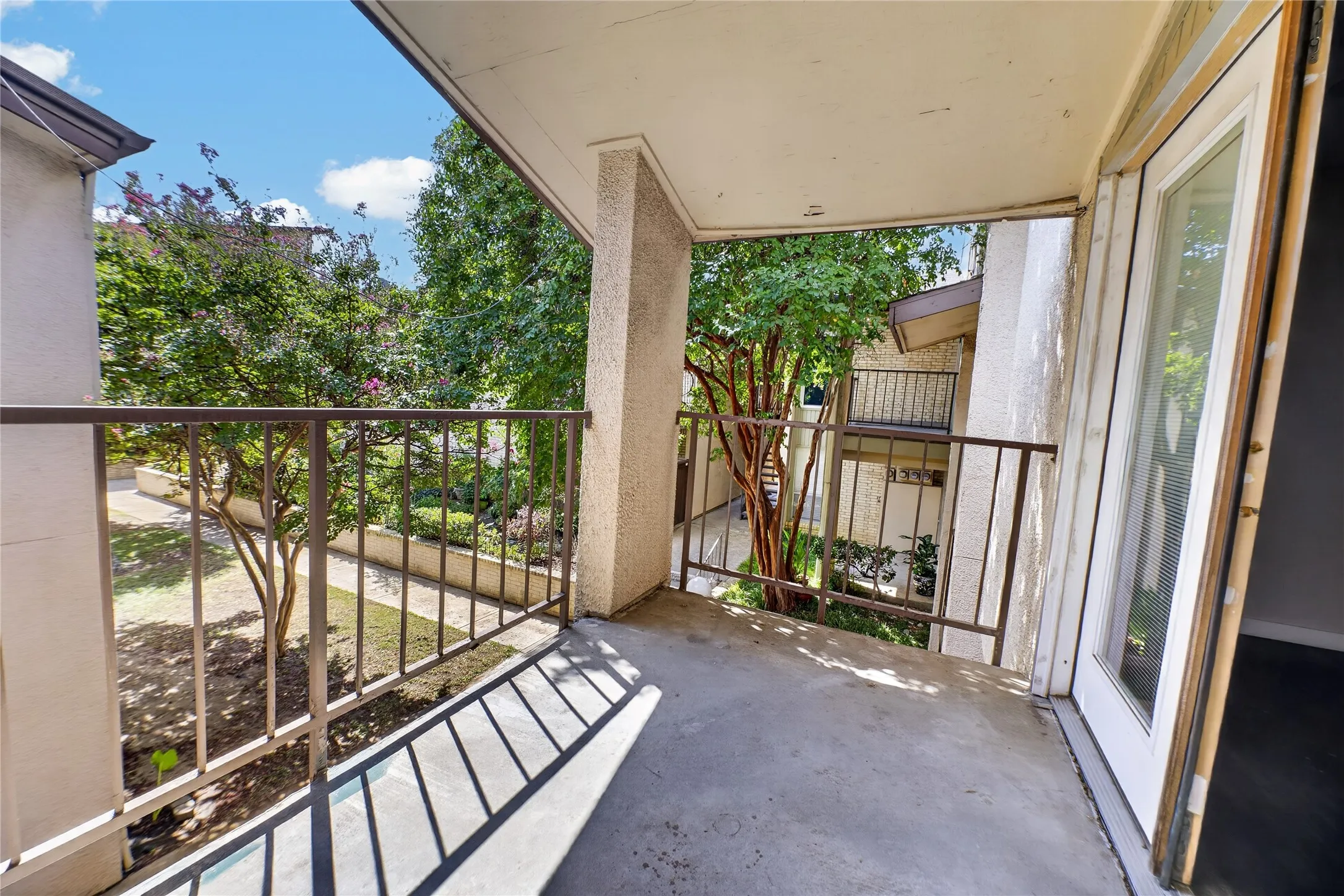 Condominium For Sale in Dallas County , 12834 Midway Road 2109, Dallas, Texas 75244, 1 Bedroom, 2 Bathroom, Garage spaces, 732 Sqft, built in 1970, Price $129,900, mls#21362827, Real Estate Agent in Dallas, Homes For Sale in Dallas county, Homes For Sale in Dallas, Realtor in Dallas Texas, Real Estate Brokerage Independent Realty Texas, Luminita Cordes Realtor