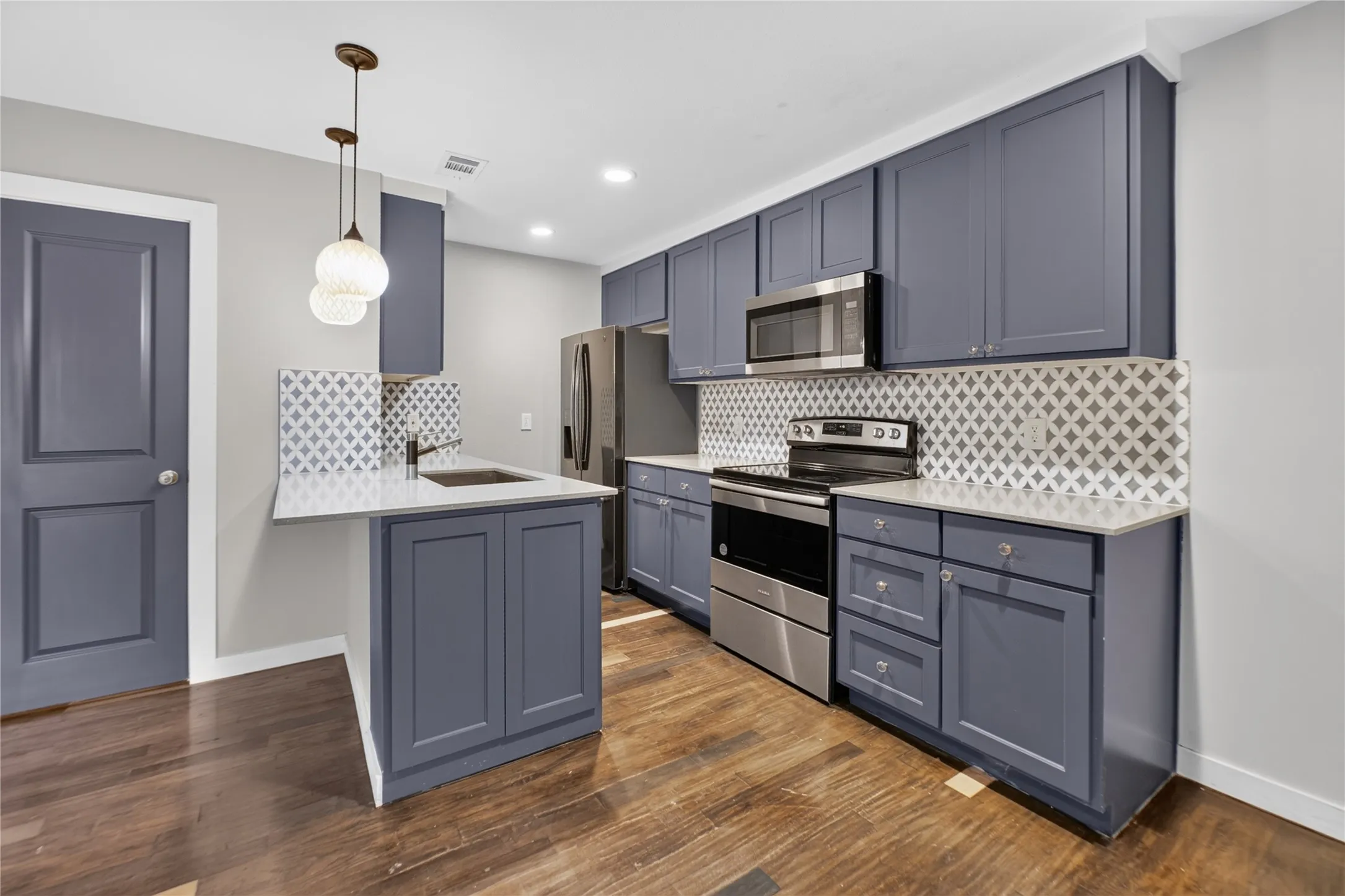 Condominium For Sale in Dallas County , 12834 Midway Road 2109, Dallas, Texas 75244, 1 Bedroom, 2 Bathroom, Garage spaces, 732 Sqft, built in 1970, Price $129,900, mls#21362827, Real Estate Agent in Dallas, Homes For Sale in Dallas county, Homes For Sale in Dallas, Realtor in Dallas Texas, Real Estate Brokerage Independent Realty Texas, Luminita Cordes Realtor