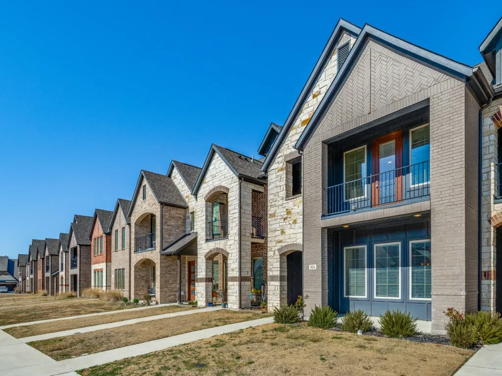 Townhouse For Sale in Collin County , 804 Eaglescliffe Landing, Wylie, Texas 75098, 3 Bedroom, 3 Bathroom, 2 Garage spaces, 1,898 Sqft, built in 2021, mls#21362873, Real Estate Agent in Wylie, Homes For Sale in Collin county, Homes For Sale in Wylie, Realtor in Wylie Texas, Real Estate Brokerage Independent Realty Texas, Luminita Cordes Realtor