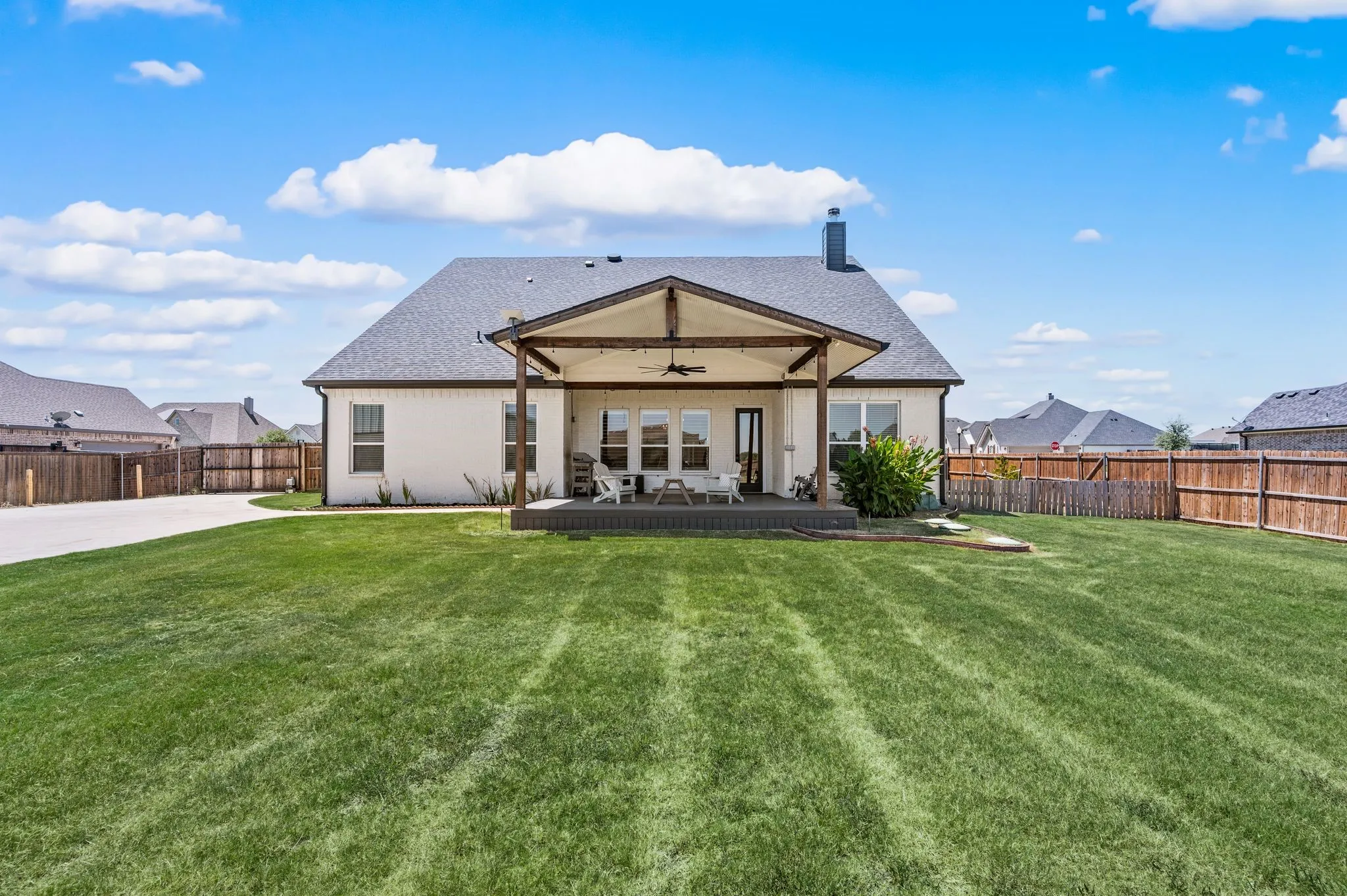 Single Family Residence For Sale in Denton County , 8908 Lazy Oak Drive, Justin, Texas 76247, 4 Bedroom, 3 Bathroom, 3 Garage spaces, 2,755 Sqft, built in 2020, mls#21360807, Real Estate Agent in Justin, Homes For Sale in Denton county, Homes For Sale in Justin, Realtor in Justin Texas, Real Estate Brokerage Independent Realty Texas, Luminita Cordes Realtor