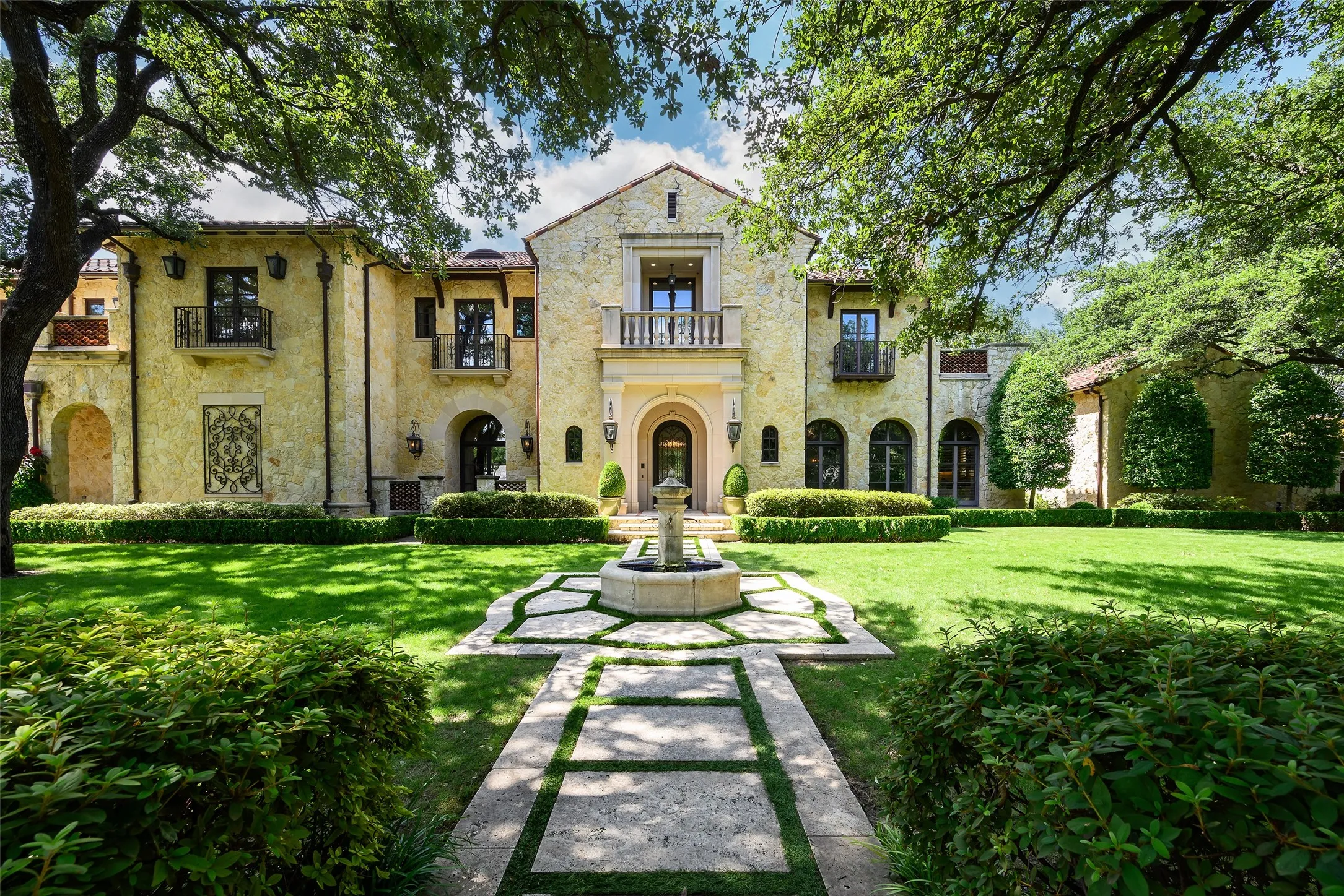 Single Family Residence For Sale in Dallas County , 5335 Meaders Lane, Dallas, Texas 75229, 5 Bedroom, 9 Bathroom, 4 Garage spaces, 12,421 Sqft, built in 2009, Price $10,900,000, mls#21362112, Real Estate Agent in Dallas, Homes For Sale in Dallas county, Homes For Sale in Dallas, Realtor in Dallas Texas, Real Estate Brokerage Independent Realty Texas, Luminita Cordes Realtor