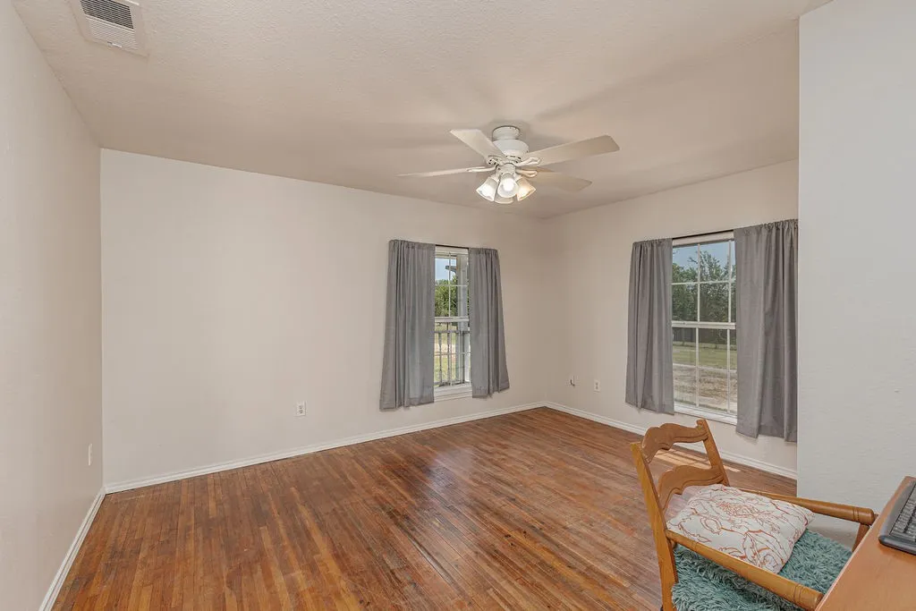 Single Family Residence For Sale in Hunt County , 3332 County Road 1033, Greenville, Texas 75401, 3 Bedroom, 2 Bathroom, Garage spaces, 1,402 Sqft, built in 1998, mls#21351063, Real Estate Agent in Greenville, Homes For Sale in Hunt county, Homes For Sale in Greenville, Realtor in Greenville Texas, Real Estate Brokerage Independent Realty Texas, Luminita Cordes Realtor