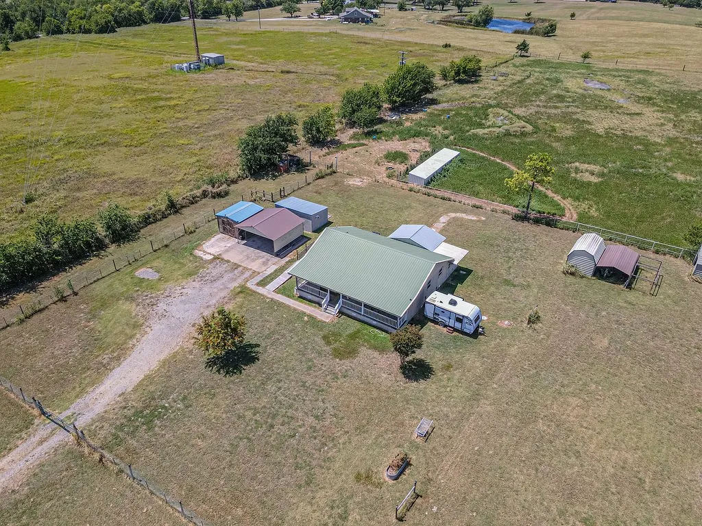 Single Family Residence For Sale in Hunt County , 3332 County Road 1033, Greenville, Texas 75401, 3 Bedroom, 2 Bathroom, Garage spaces, 1,402 Sqft, built in 1998, mls#21351063, Real Estate Agent in Greenville, Homes For Sale in Hunt county, Homes For Sale in Greenville, Realtor in Greenville Texas, Real Estate Brokerage Independent Realty Texas, Luminita Cordes Realtor
