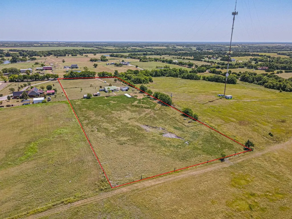 Single Family Residence For Sale in Hunt County , 3332 County Road 1033, Greenville, Texas 75401, 3 Bedroom, 2 Bathroom, Garage spaces, 1,402 Sqft, built in 1998, mls#21351063, Real Estate Agent in Greenville, Homes For Sale in Hunt county, Homes For Sale in Greenville, Realtor in Greenville Texas, Real Estate Brokerage Independent Realty Texas, Luminita Cordes Realtor