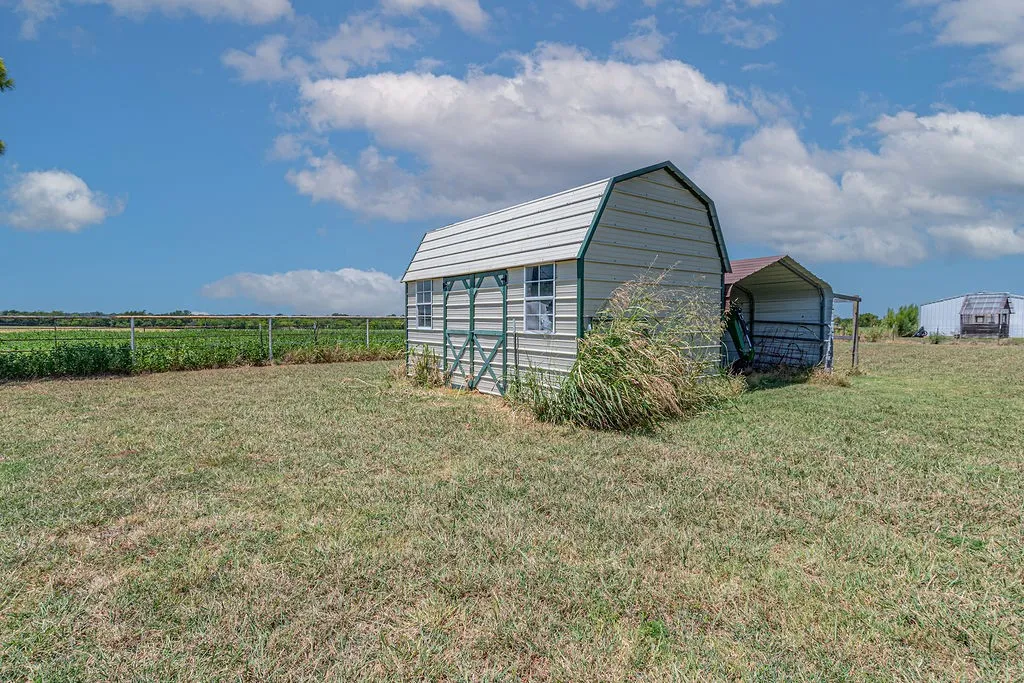 Single Family Residence For Sale in Hunt County , 3332 County Road 1033, Greenville, Texas 75401, 3 Bedroom, 2 Bathroom, Garage spaces, 1,402 Sqft, built in 1998, mls#21351063, Real Estate Agent in Greenville, Homes For Sale in Hunt county, Homes For Sale in Greenville, Realtor in Greenville Texas, Real Estate Brokerage Independent Realty Texas, Luminita Cordes Realtor
