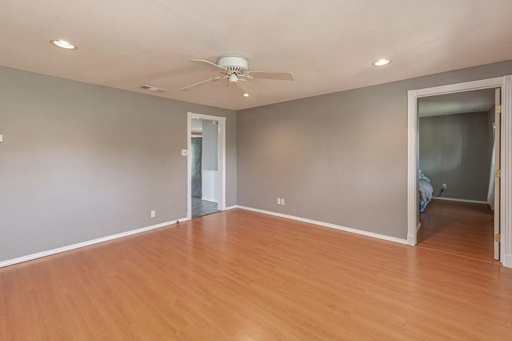 Single Family Residence For Sale in Hunt County , 3332 County Road 1033, Greenville, Texas 75401, 3 Bedroom, 2 Bathroom, Garage spaces, 1,402 Sqft, built in 1998, mls#21351063, Real Estate Agent in Greenville, Homes For Sale in Hunt county, Homes For Sale in Greenville, Realtor in Greenville Texas, Real Estate Brokerage Independent Realty Texas, Luminita Cordes Realtor