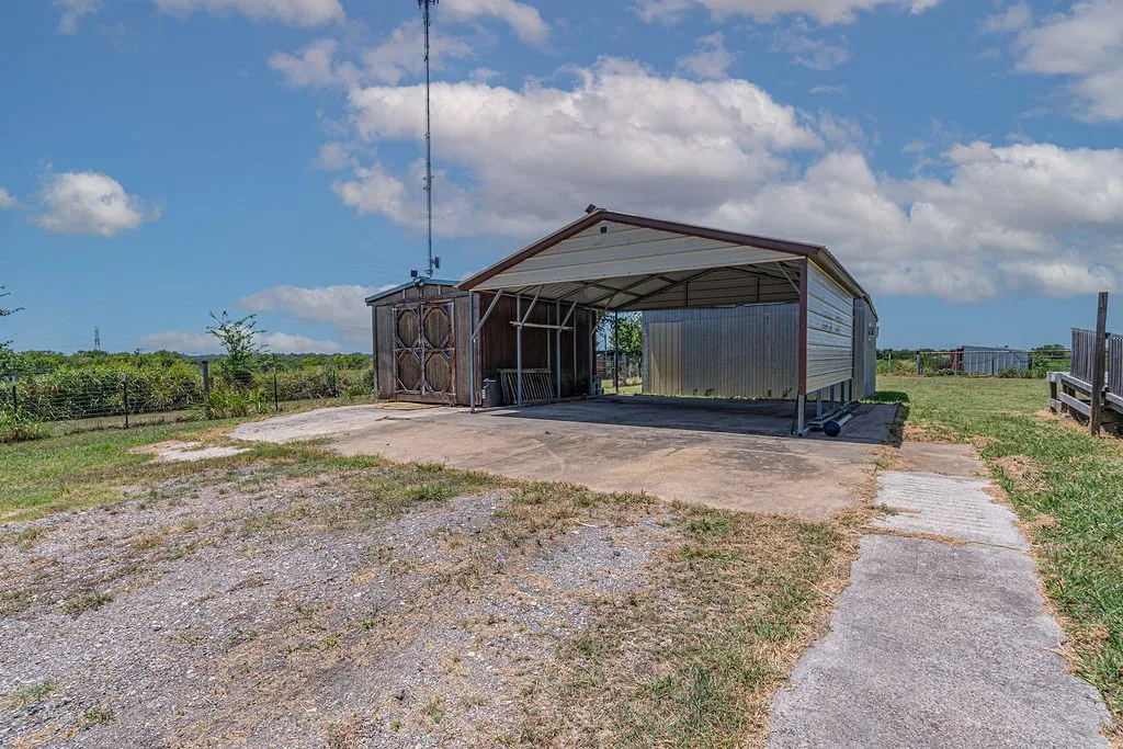 Single Family Residence For Sale in Hunt County , 3332 County Road 1033, Greenville, Texas 75401, 3 Bedroom, 2 Bathroom, Garage spaces, 1,402 Sqft, built in 1998, mls#21351063, Real Estate Agent in Greenville, Homes For Sale in Hunt county, Homes For Sale in Greenville, Realtor in Greenville Texas, Real Estate Brokerage Independent Realty Texas, Luminita Cordes Realtor