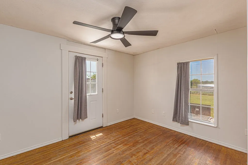 Single Family Residence For Sale in Hunt County , 3332 County Road 1033, Greenville, Texas 75401, 3 Bedroom, 2 Bathroom, Garage spaces, 1,402 Sqft, built in 1998, mls#21351063, Real Estate Agent in Greenville, Homes For Sale in Hunt county, Homes For Sale in Greenville, Realtor in Greenville Texas, Real Estate Brokerage Independent Realty Texas, Luminita Cordes Realtor