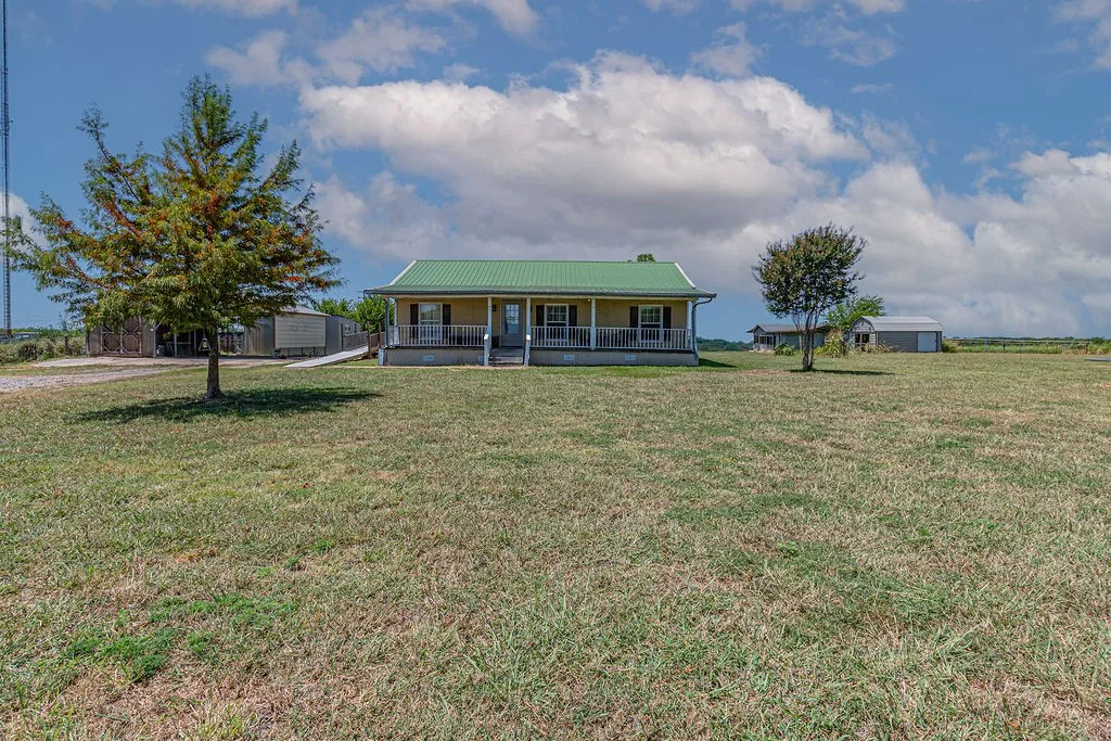 Single Family Residence For Sale in Hunt County , 3332 County Road 1033, Greenville, Texas 75401, 3 Bedroom, 2 Bathroom, Garage spaces, 1,402 Sqft, built in 1998, mls#21351063, Real Estate Agent in Greenville, Homes For Sale in Hunt county, Homes For Sale in Greenville, Realtor in Greenville Texas, Real Estate Brokerage Independent Realty Texas, Luminita Cordes Realtor