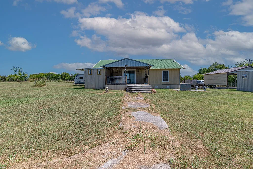 Single Family Residence For Sale in Hunt County , 3332 County Road 1033, Greenville, Texas 75401, 3 Bedroom, 2 Bathroom, Garage spaces, 1,402 Sqft, built in 1998, mls#21351063, Real Estate Agent in Greenville, Homes For Sale in Hunt county, Homes For Sale in Greenville, Realtor in Greenville Texas, Real Estate Brokerage Independent Realty Texas, Luminita Cordes Realtor