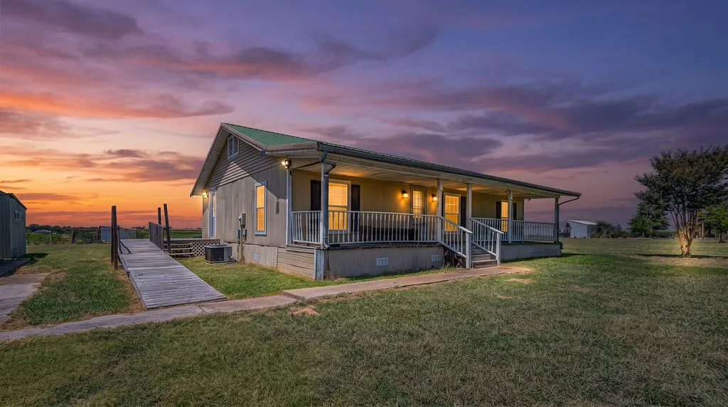 Single Family Residence For Sale in Hunt County , 3332 County Road 1033, Greenville, Texas 75401, 3 Bedroom, 2 Bathroom, Garage spaces, 1,402 Sqft, built in 1998, mls#21351063, Real Estate Agent in Greenville, Homes For Sale in Hunt county, Homes For Sale in Greenville, Realtor in Greenville Texas, Real Estate Brokerage Independent Realty Texas, Luminita Cordes Realtor