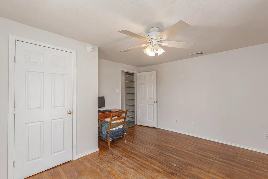 Single Family Residence For Sale in Hunt County , 3332 County Road 1033, Greenville, Texas 75401, 3 Bedroom, 2 Bathroom, Garage spaces, 1,402 Sqft, built in 1998, mls#21351063, Real Estate Agent in Greenville, Homes For Sale in Hunt county, Homes For Sale in Greenville, Realtor in Greenville Texas, Real Estate Brokerage Independent Realty Texas, Luminita Cordes Realtor