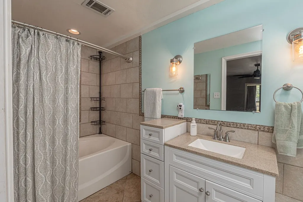 Single Family Residence For Sale in Hunt County , 3332 County Road 1033, Greenville, Texas 75401, 3 Bedroom, 2 Bathroom, Garage spaces, 1,402 Sqft, built in 1998, mls#21351063, Real Estate Agent in Greenville, Homes For Sale in Hunt county, Homes For Sale in Greenville, Realtor in Greenville Texas, Real Estate Brokerage Independent Realty Texas, Luminita Cordes Realtor