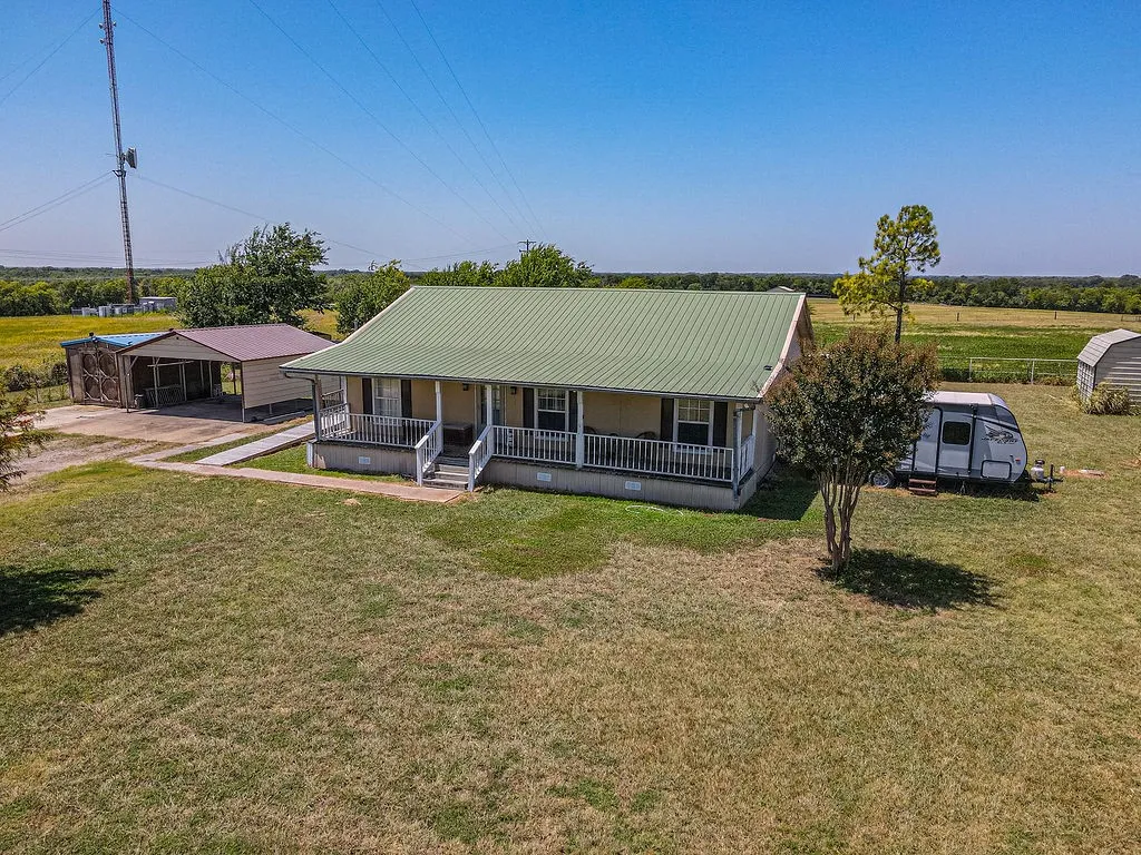 Single Family Residence For Sale in Hunt County , 3332 County Road 1033, Greenville, Texas 75401, 3 Bedroom, 2 Bathroom, Garage spaces, 1,402 Sqft, built in 1998, mls#21351063, Real Estate Agent in Greenville, Homes For Sale in Hunt county, Homes For Sale in Greenville, Realtor in Greenville Texas, Real Estate Brokerage Independent Realty Texas, Luminita Cordes Realtor