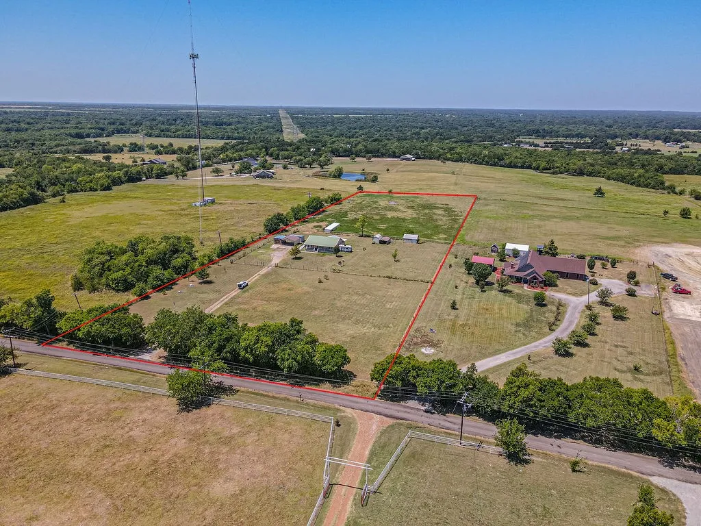Single Family Residence For Sale in Hunt County , 3332 County Road 1033, Greenville, Texas 75401, 3 Bedroom, 2 Bathroom, Garage spaces, 1,402 Sqft, built in 1998, mls#21351063, Real Estate Agent in Greenville, Homes For Sale in Hunt county, Homes For Sale in Greenville, Realtor in Greenville Texas, Real Estate Brokerage Independent Realty Texas, Luminita Cordes Realtor