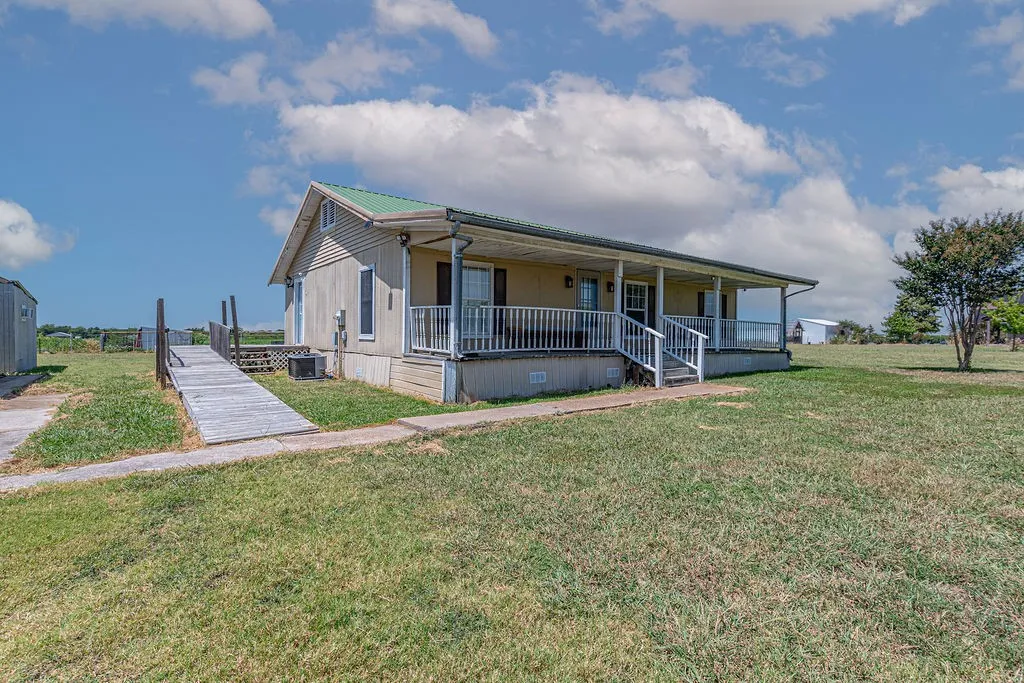 Single Family Residence For Sale in Hunt County , 3332 County Road 1033, Greenville, Texas 75401, 3 Bedroom, 2 Bathroom, Garage spaces, 1,402 Sqft, built in 1998, mls#21351063, Real Estate Agent in Greenville, Homes For Sale in Hunt county, Homes For Sale in Greenville, Realtor in Greenville Texas, Real Estate Brokerage Independent Realty Texas, Luminita Cordes Realtor