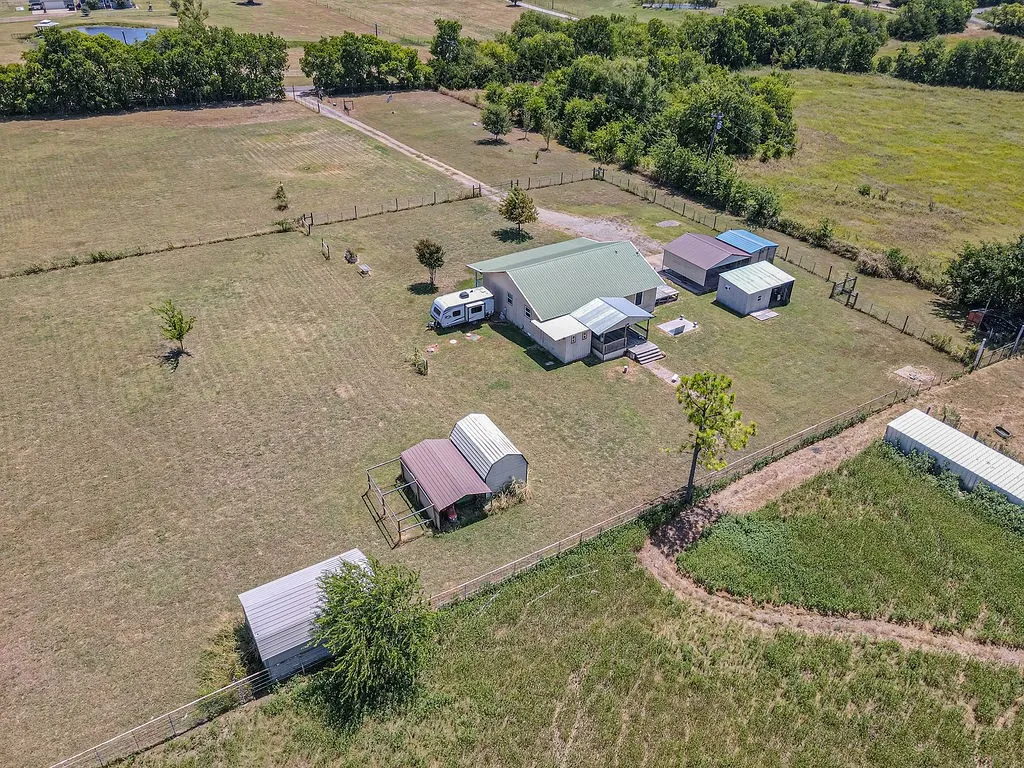 Single Family Residence For Sale in Hunt County , 3332 County Road 1033, Greenville, Texas 75401, 3 Bedroom, 2 Bathroom, Garage spaces, 1,402 Sqft, built in 1998, mls#21351063, Real Estate Agent in Greenville, Homes For Sale in Hunt county, Homes For Sale in Greenville, Realtor in Greenville Texas, Real Estate Brokerage Independent Realty Texas, Luminita Cordes Realtor