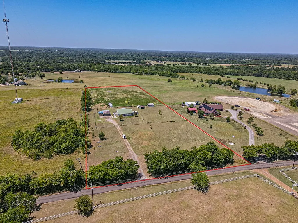Single Family Residence For Sale in Hunt County , 3332 County Road 1033, Greenville, Texas 75401, 3 Bedroom, 2 Bathroom, Garage spaces, 1,402 Sqft, built in 1998, mls#21351063, Real Estate Agent in Greenville, Homes For Sale in Hunt county, Homes For Sale in Greenville, Realtor in Greenville Texas, Real Estate Brokerage Independent Realty Texas, Luminita Cordes Realtor