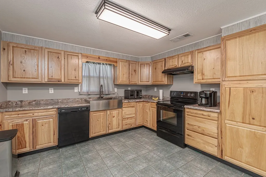 Single Family Residence For Sale in Hunt County , 3332 County Road 1033, Greenville, Texas 75401, 3 Bedroom, 2 Bathroom, Garage spaces, 1,402 Sqft, built in 1998, mls#21351063, Real Estate Agent in Greenville, Homes For Sale in Hunt county, Homes For Sale in Greenville, Realtor in Greenville Texas, Real Estate Brokerage Independent Realty Texas, Luminita Cordes Realtor