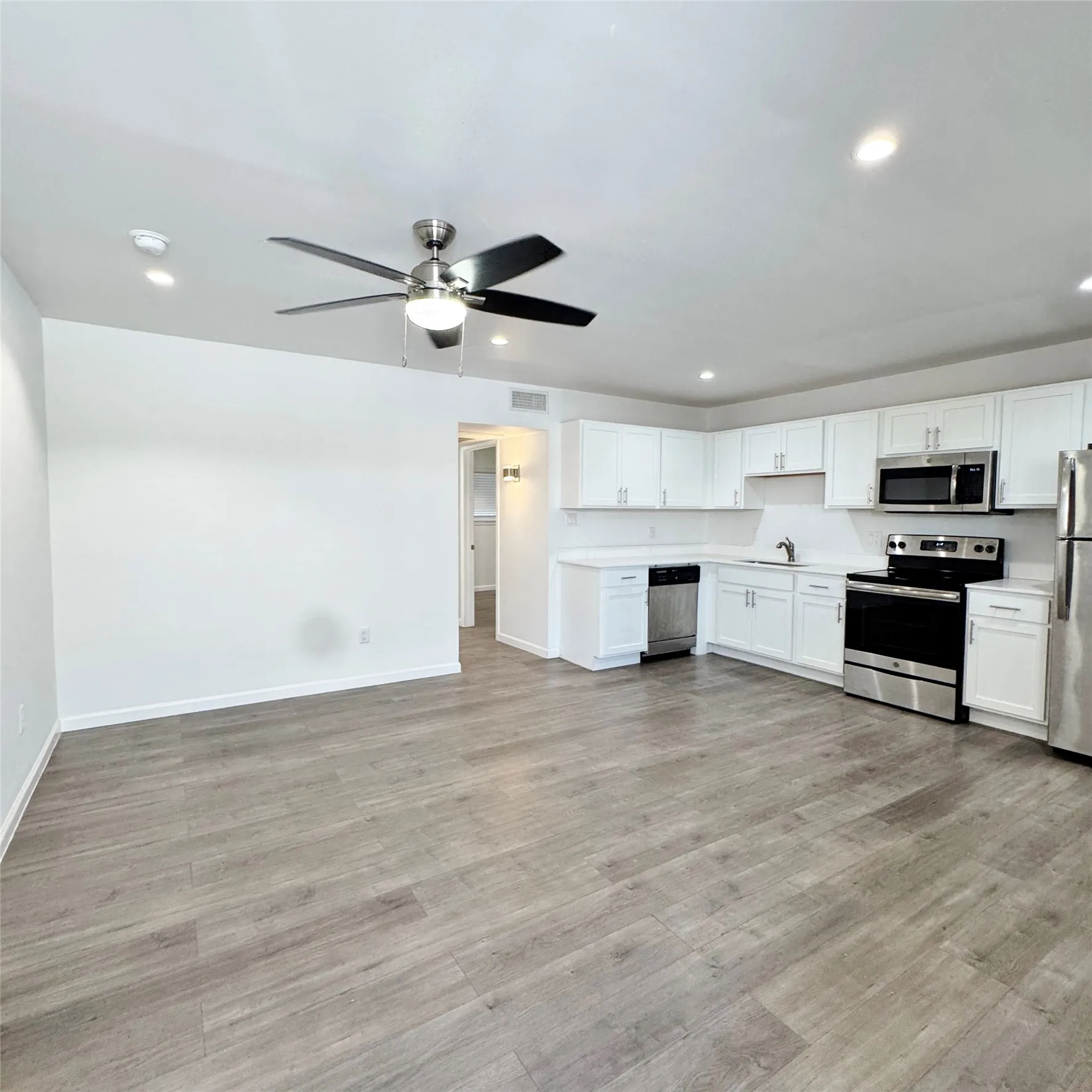 Apartment For Rent in Dallas County , 5010 San Jacinto Street 205, Dallas, Texas 75206, 1 Bedroom, 1 Bathroom, Garage spaces, 650 Sqft, built in 1959, mls#21362902, Real Estate Agent in Dallas, Homes For Rent in Dallas county, Homes For Rent in Dallas, Realtor in Dallas Texas, Real Estate Brokerage Independent Realty Texas, Luminita Cordes Realtor
