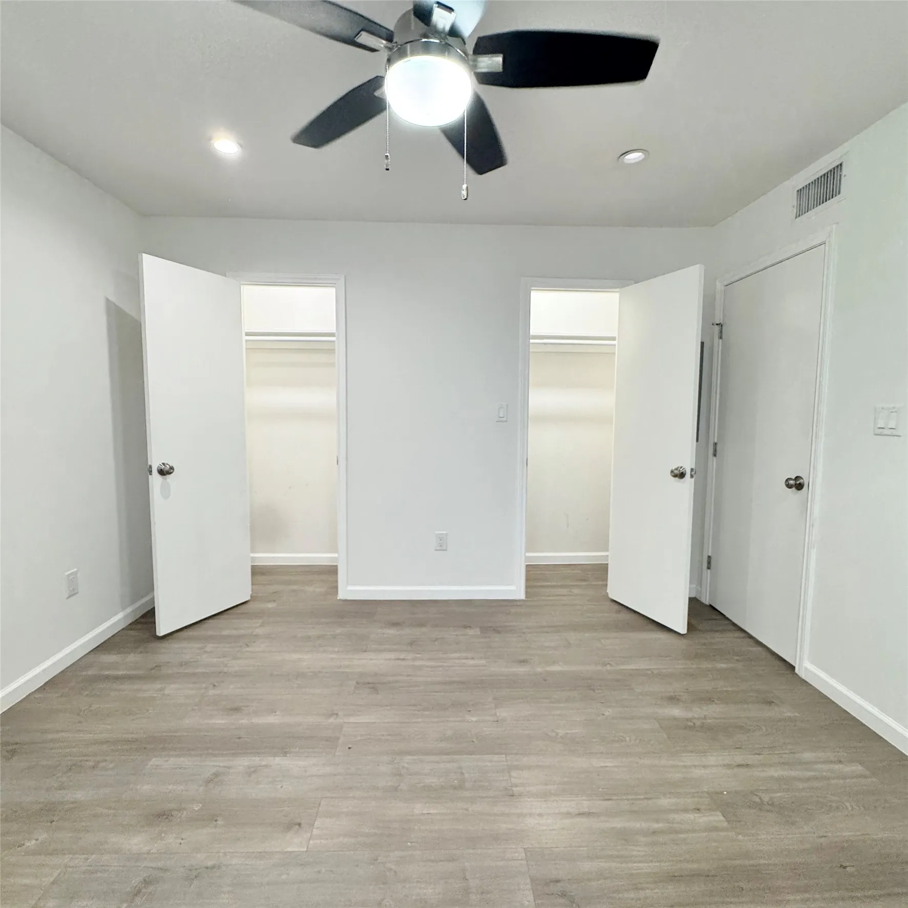 Apartment For Rent in Dallas County , 5010 San Jacinto Street 205, Dallas, Texas 75206, 1 Bedroom, 1 Bathroom, Garage spaces, 650 Sqft, built in 1959, mls#21362902, Real Estate Agent in Dallas, Homes For Rent in Dallas county, Homes For Rent in Dallas, Realtor in Dallas Texas, Real Estate Brokerage Independent Realty Texas, Luminita Cordes Realtor