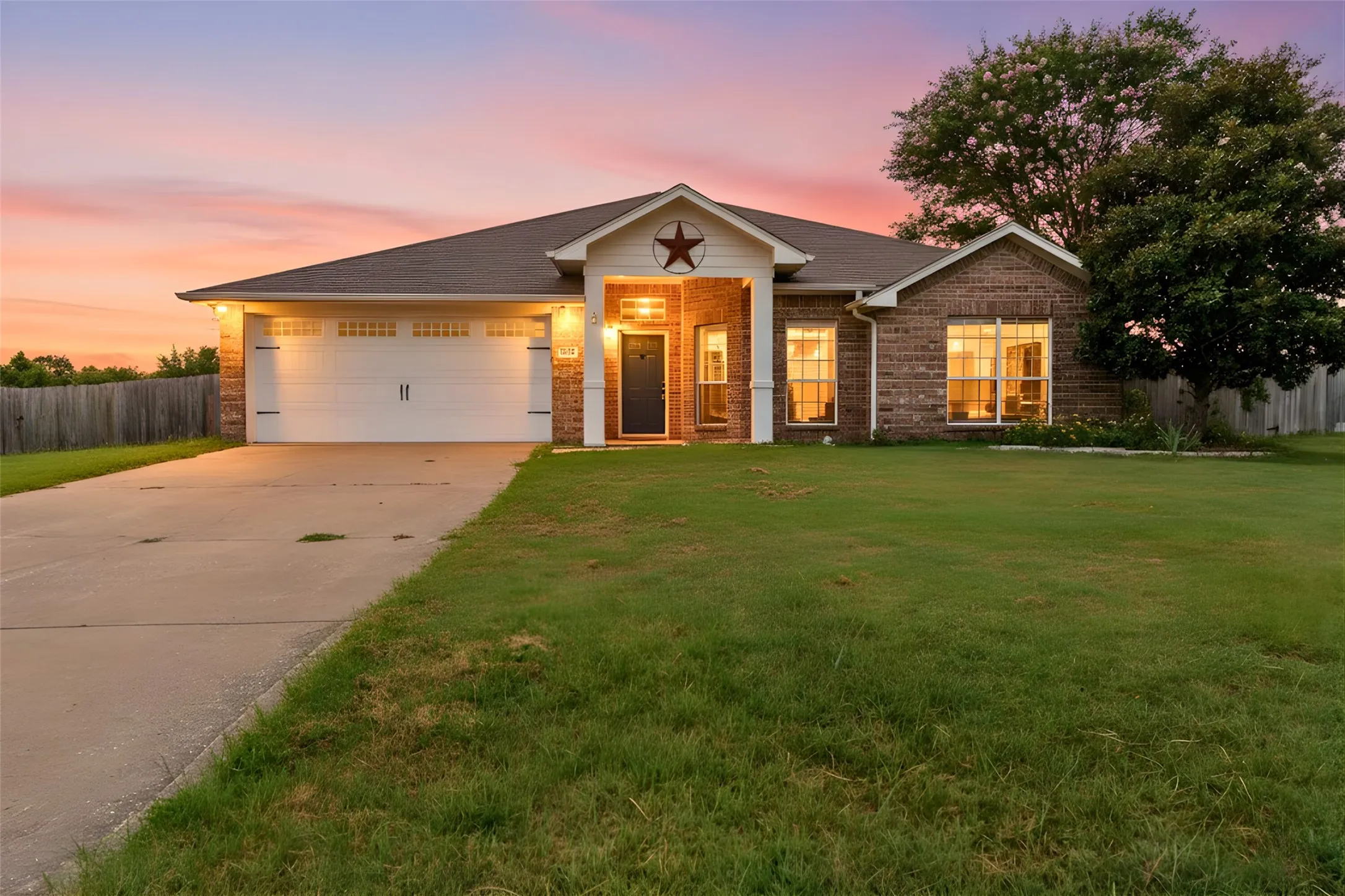 Single Family Residence For Sale in Smith County , 833 Greenwood Circle, Lindale, Texas 75771, 4 Bedroom, 2 Bathroom, 2 Garage spaces, 1,848 Sqft, built in 2004, mls#21355596, Real Estate Agent in Lindale, Homes For Sale in Smith county, Homes For Sale in Lindale, Realtor in Lindale Texas, Real Estate Brokerage Independent Realty Texas, Luminita Cordes Realtor