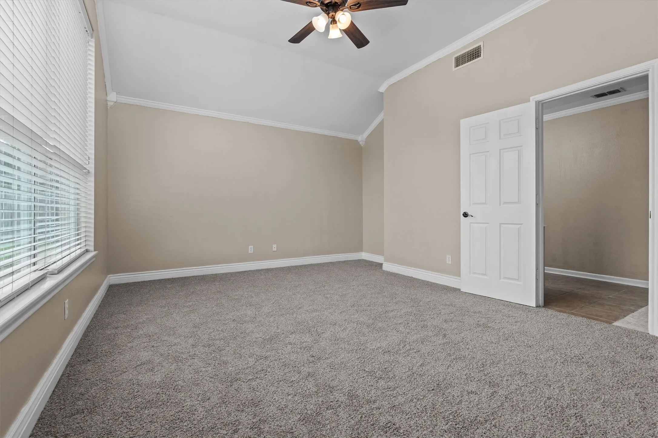 Single Family Residence For Sale in Smith County , 833 Greenwood Circle, Lindale, Texas 75771, 4 Bedroom, 2 Bathroom, 2 Garage spaces, 1,848 Sqft, built in 2004, mls#21355596, Real Estate Agent in Lindale, Homes For Sale in Smith county, Homes For Sale in Lindale, Realtor in Lindale Texas, Real Estate Brokerage Independent Realty Texas, Luminita Cordes Realtor