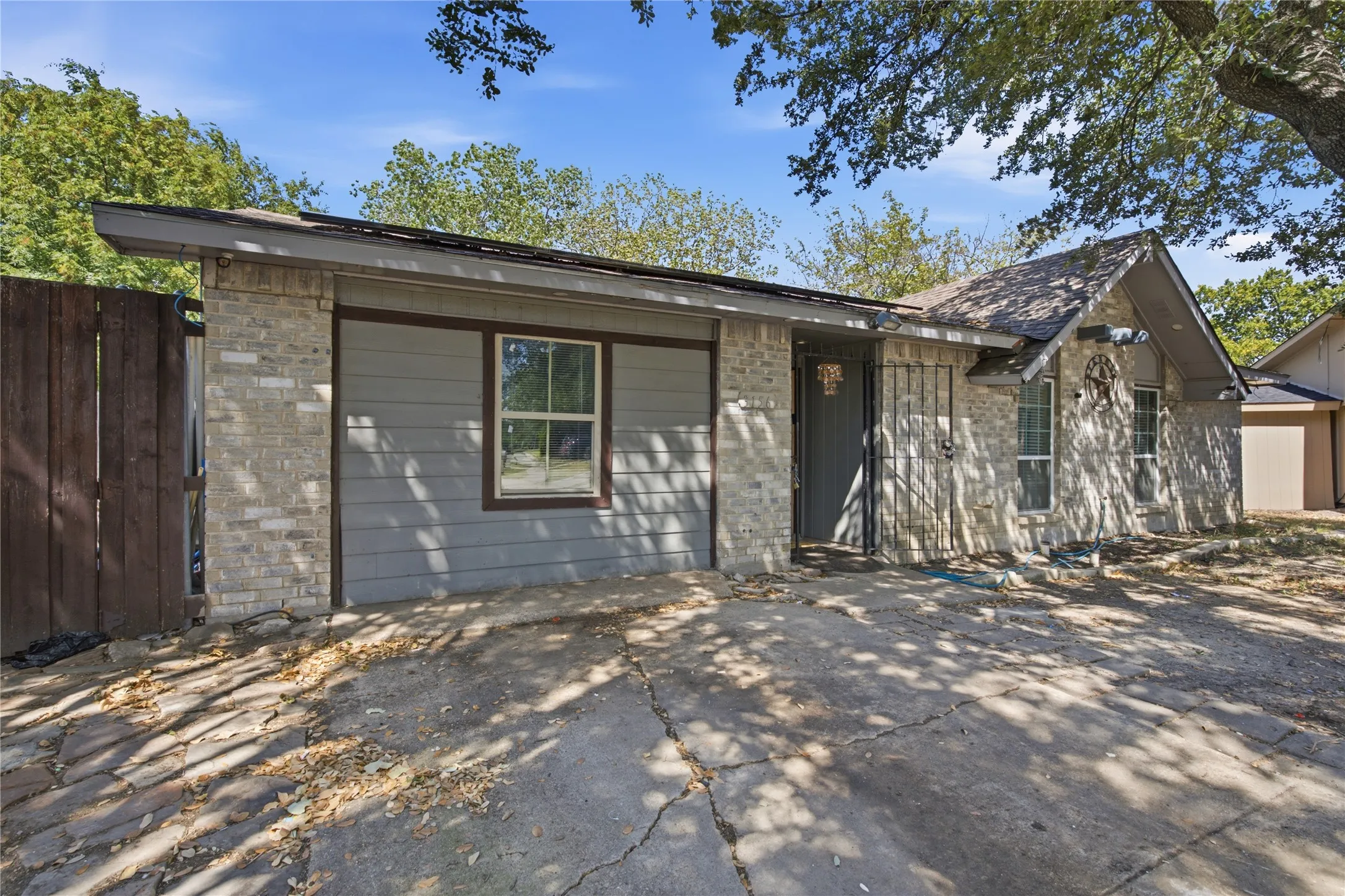 Single Family Residence For Sale in Denton County , 3156 Abbey Road, Carrollton, Texas 75007, 4 Bedroom, 2 Bathroom, Garage spaces, 1,456 Sqft, built in 1973, mls#21362896, Real Estate Agent in Carrollton, Homes For Sale in Denton county, Homes For Sale in Carrollton, Realtor in Carrollton Texas, Real Estate Brokerage Independent Realty Texas, Luminita Cordes Realtor