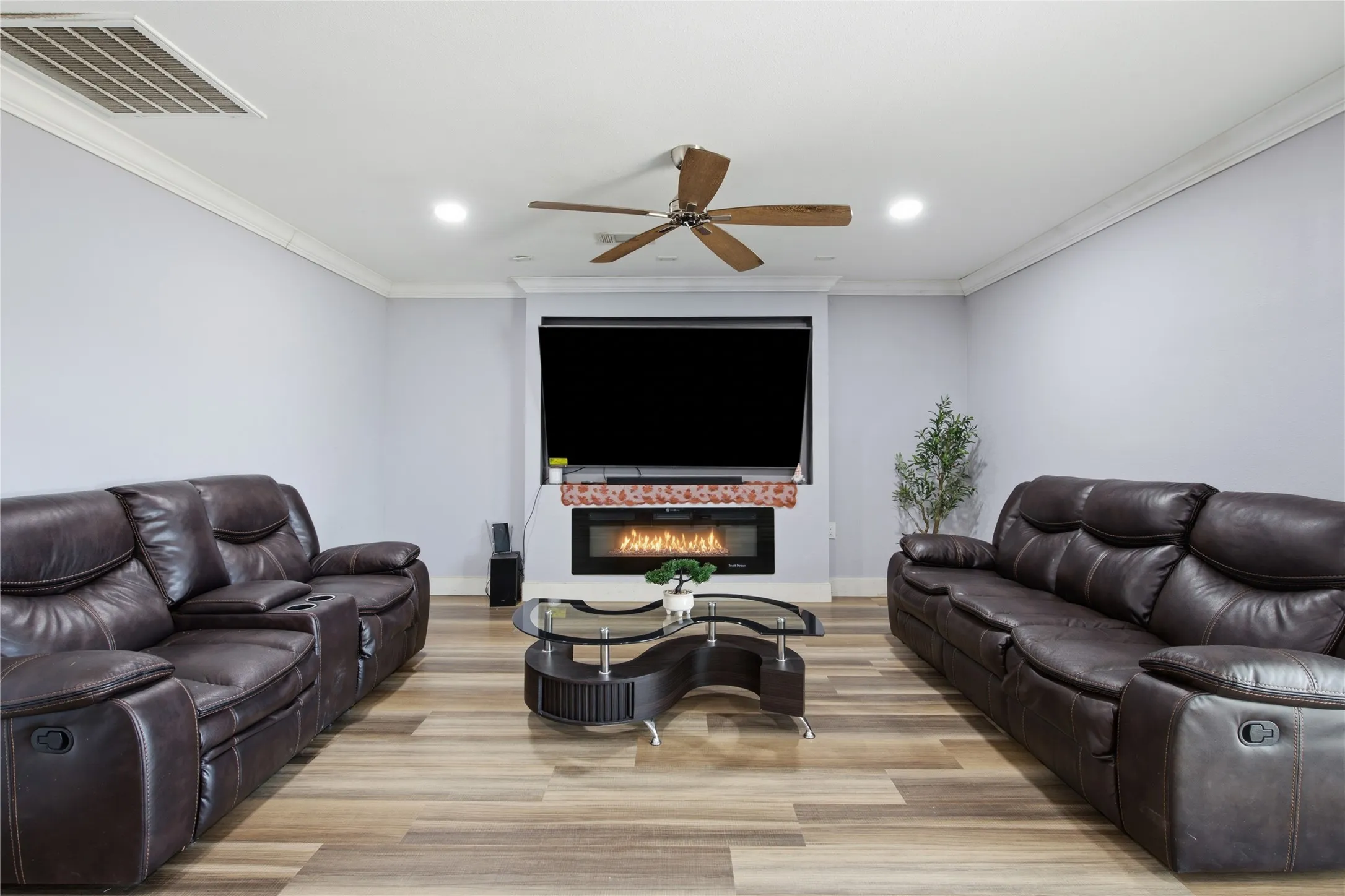 Single Family Residence For Sale in Denton County , 3156 Abbey Road, Carrollton, Texas 75007, 4 Bedroom, 2 Bathroom, Garage spaces, 1,456 Sqft, built in 1973, mls#21362896, Real Estate Agent in Carrollton, Homes For Sale in Denton county, Homes For Sale in Carrollton, Realtor in Carrollton Texas, Real Estate Brokerage Independent Realty Texas, Luminita Cordes Realtor