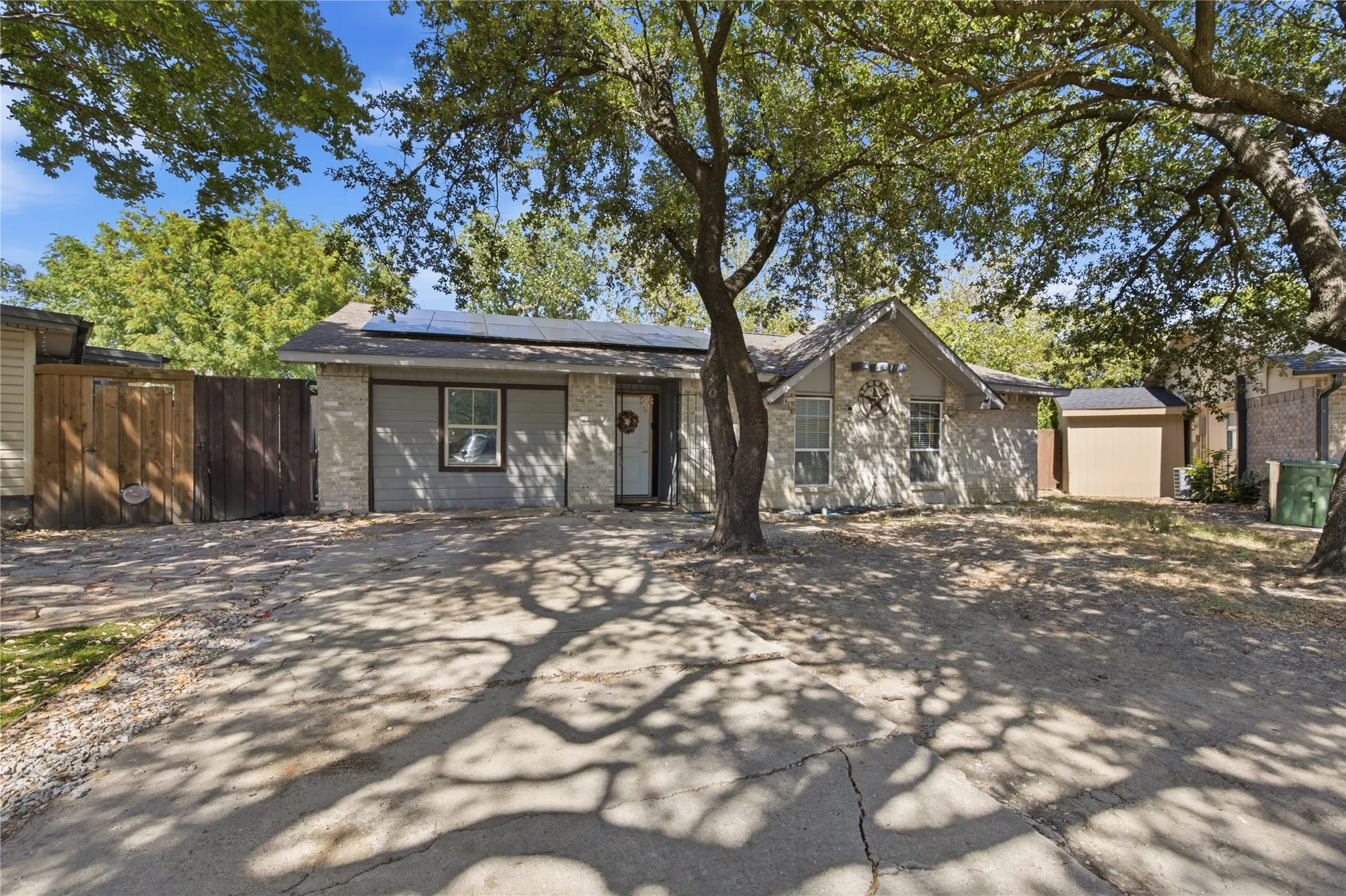 Single Family Residence For Sale in Denton County , 3156 Abbey Road, Carrollton, Texas 75007, 4 Bedroom, 2 Bathroom, Garage spaces, 1,456 Sqft, built in 1973, mls#21362896, Real Estate Agent in Carrollton, Homes For Sale in Denton county, Homes For Sale in Carrollton, Realtor in Carrollton Texas, Real Estate Brokerage Independent Realty Texas, Luminita Cordes Realtor
