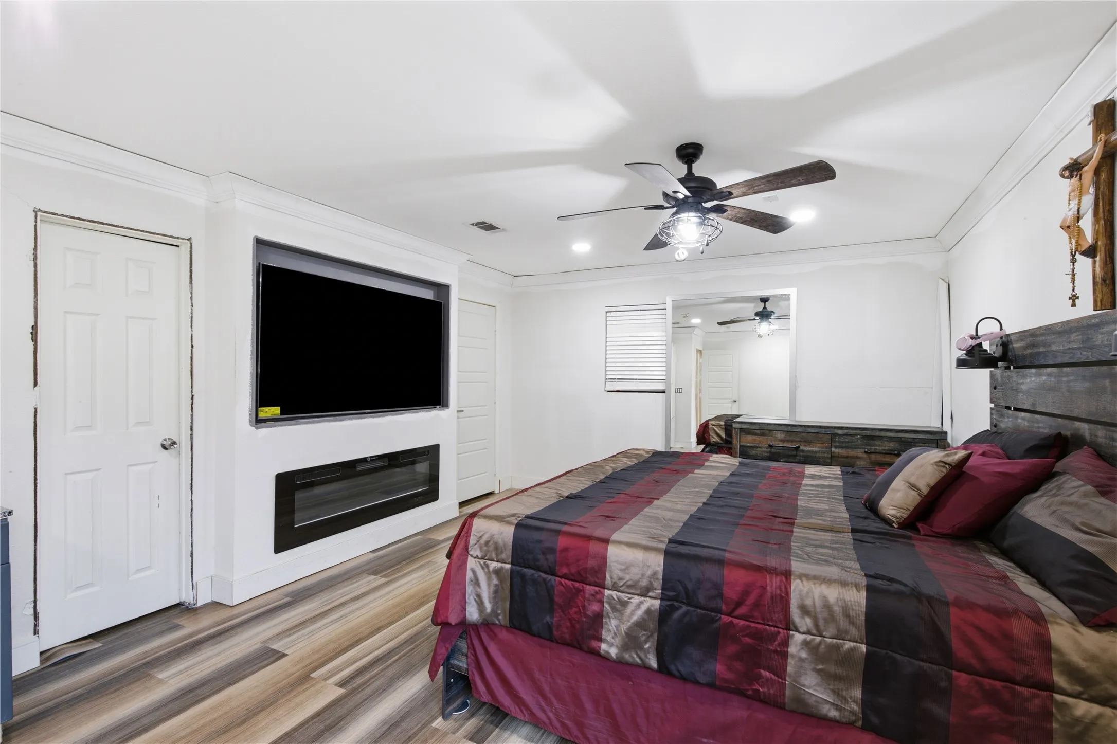 Single Family Residence For Sale in Denton County , 3156 Abbey Road, Carrollton, Texas 75007, 4 Bedroom, 2 Bathroom, Garage spaces, 1,456 Sqft, built in 1973, mls#21362896, Real Estate Agent in Carrollton, Homes For Sale in Denton county, Homes For Sale in Carrollton, Realtor in Carrollton Texas, Real Estate Brokerage Independent Realty Texas, Luminita Cordes Realtor
