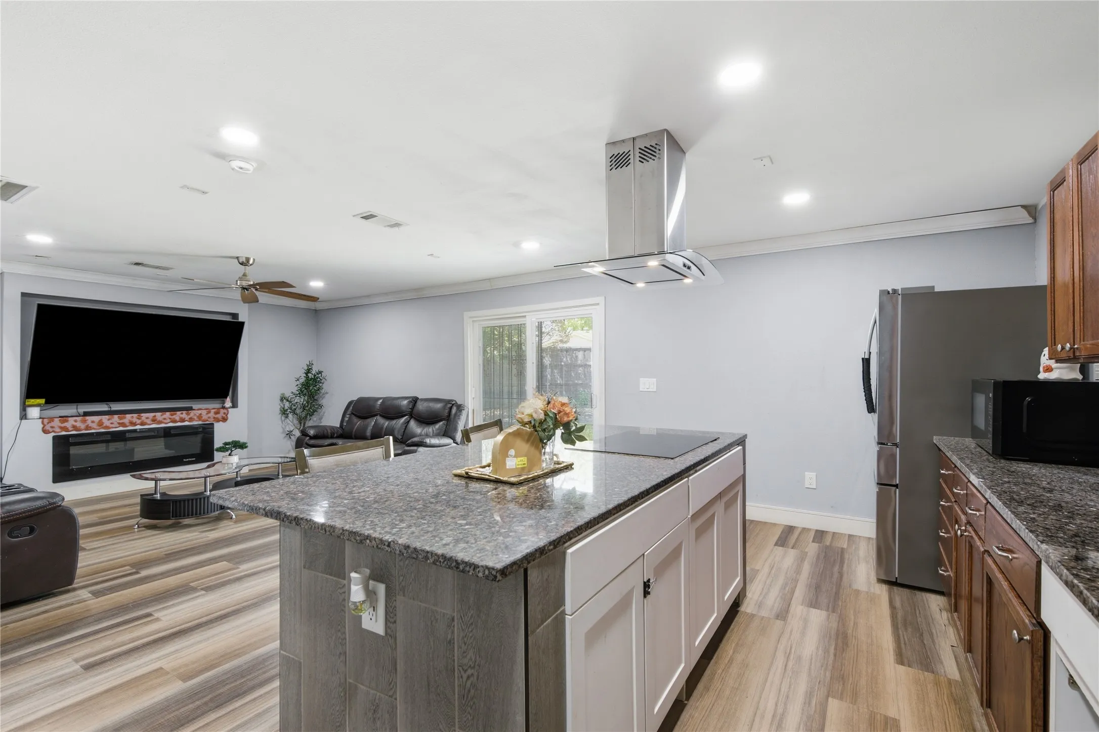 Single Family Residence For Sale in Denton County , 3156 Abbey Road, Carrollton, Texas 75007, 4 Bedroom, 2 Bathroom, Garage spaces, 1,456 Sqft, built in 1973, mls#21362896, Real Estate Agent in Carrollton, Homes For Sale in Denton county, Homes For Sale in Carrollton, Realtor in Carrollton Texas, Real Estate Brokerage Independent Realty Texas, Luminita Cordes Realtor