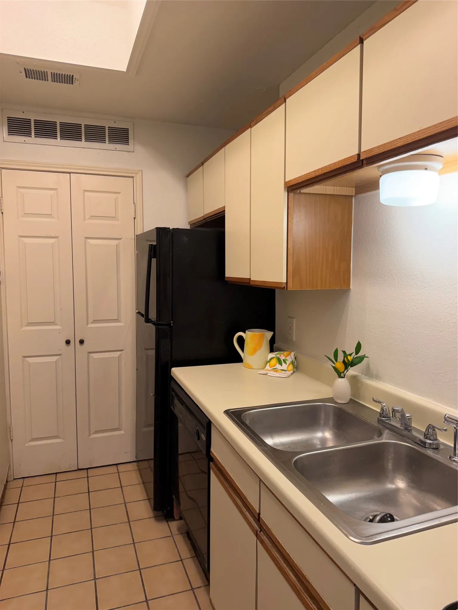Condominium For Sale in Dallas County , 8404 Forest Lane 105, Dallas, Texas 75243, 1 Bedroom, 3 Bathroom, Garage spaces, 928 Sqft, built in 1984, mls#21346890, Real Estate Agent in Dallas, Homes For Sale in Dallas county, Homes For Sale in Dallas, Realtor in Dallas Texas, Real Estate Brokerage Independent Realty Texas, Luminita Cordes Realtor