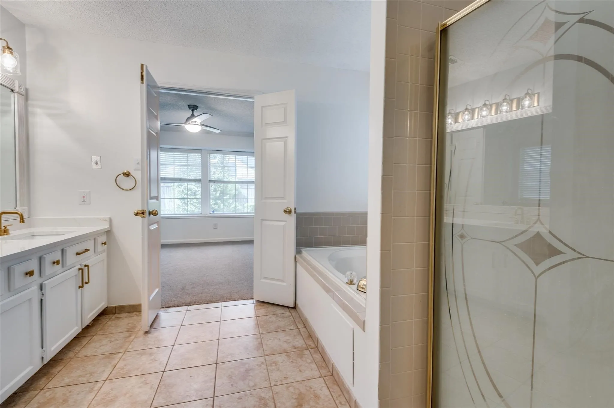 Single Family Residence For Rent in Dallas County , 562 Mercer Street, Grand Prairie, Texas 75052, 4 Bedroom, 3 Bathroom, 2 Garage spaces, 2,324 Sqft, built in 1986, mls#21362807, Real Estate Agent in Grand Prairie, Homes For Rent in Dallas county, Homes For Rent in Grand Prairie, Realtor in Grand Prairie Texas, Real Estate Brokerage Independent Realty Texas, Luminita Cordes Realtor