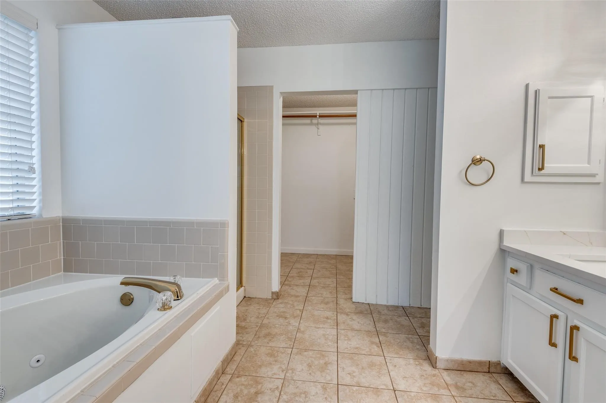 Single Family Residence For Rent in Dallas County , 562 Mercer Street, Grand Prairie, Texas 75052, 4 Bedroom, 3 Bathroom, 2 Garage spaces, 2,324 Sqft, built in 1986, mls#21362807, Real Estate Agent in Grand Prairie, Homes For Rent in Dallas county, Homes For Rent in Grand Prairie, Realtor in Grand Prairie Texas, Real Estate Brokerage Independent Realty Texas, Luminita Cordes Realtor