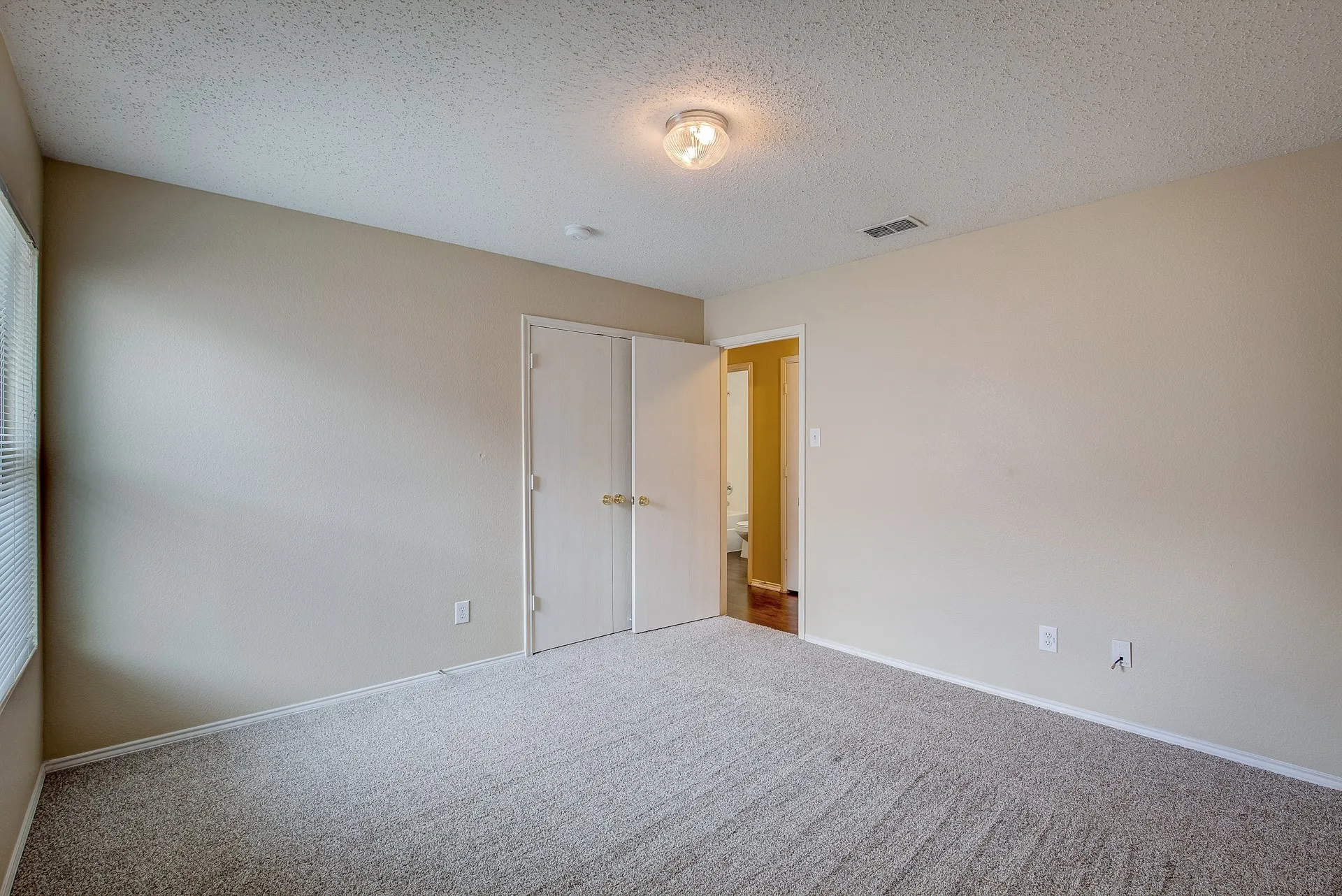 Single Family Residence For Rent in Tarrant County , 5433 Scotts Valley Street, Fort Worth, Texas 76244, 3 Bedroom, 2 Bathroom, 2 Garage spaces, 1,868 Sqft, built in 2003, mls#21362919, Real Estate Agent in Fort Worth, Homes For Rent in Tarrant county, Homes For Rent in Fort Worth, Realtor in Fort Worth Texas, Real Estate Brokerage Independent Realty Texas, Luminita Cordes Realtor