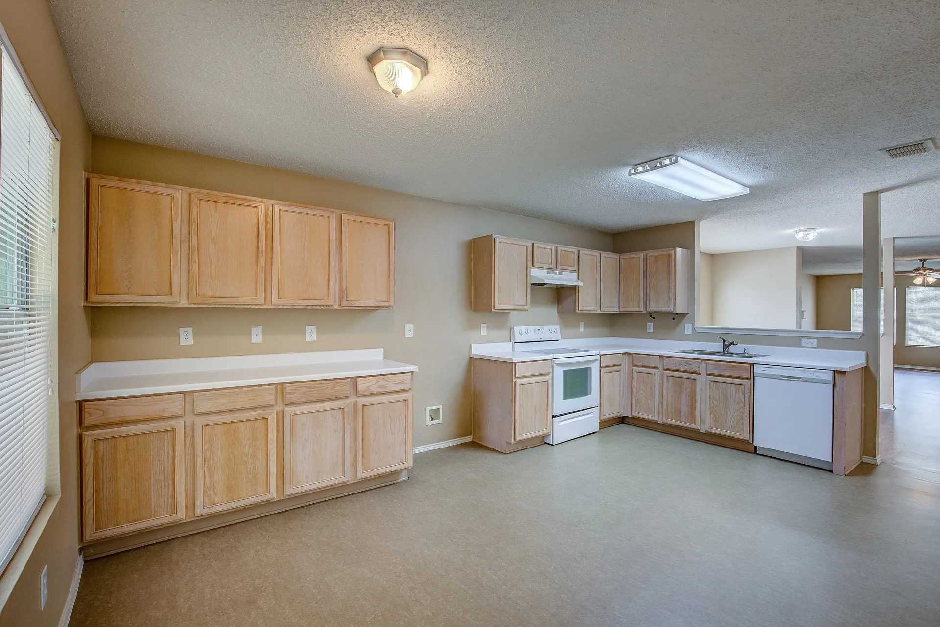 Single Family Residence For Rent in Tarrant County , 5433 Scotts Valley Street, Fort Worth, Texas 76244, 3 Bedroom, 2 Bathroom, 2 Garage spaces, 1,868 Sqft, built in 2003, mls#21362919, Real Estate Agent in Fort Worth, Homes For Rent in Tarrant county, Homes For Rent in Fort Worth, Realtor in Fort Worth Texas, Real Estate Brokerage Independent Realty Texas, Luminita Cordes Realtor