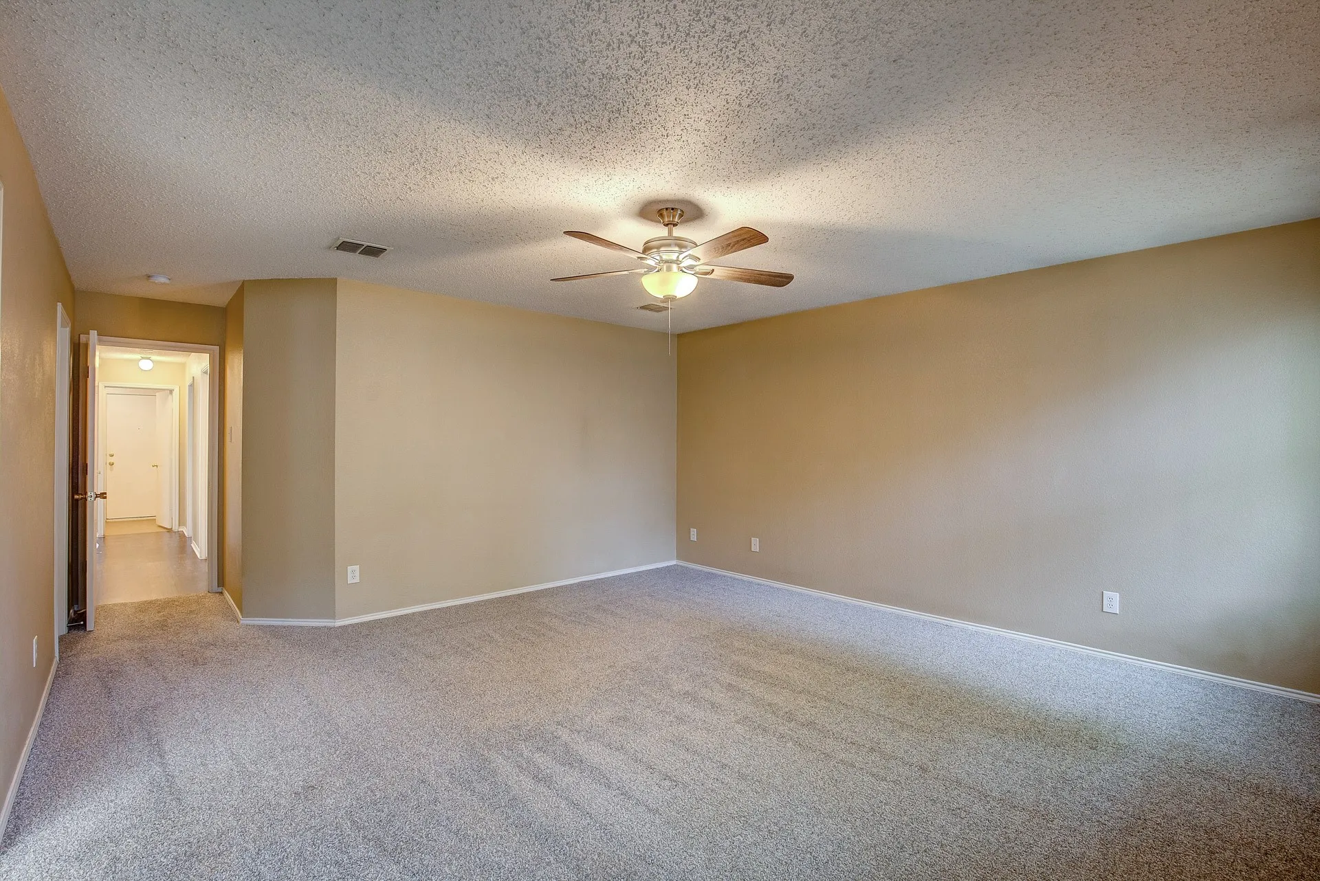 Single Family Residence For Rent in Tarrant County , 5433 Scotts Valley Street, Fort Worth, Texas 76244, 3 Bedroom, 2 Bathroom, 2 Garage spaces, 1,868 Sqft, built in 2003, mls#21362919, Real Estate Agent in Fort Worth, Homes For Rent in Tarrant county, Homes For Rent in Fort Worth, Realtor in Fort Worth Texas, Real Estate Brokerage Independent Realty Texas, Luminita Cordes Realtor