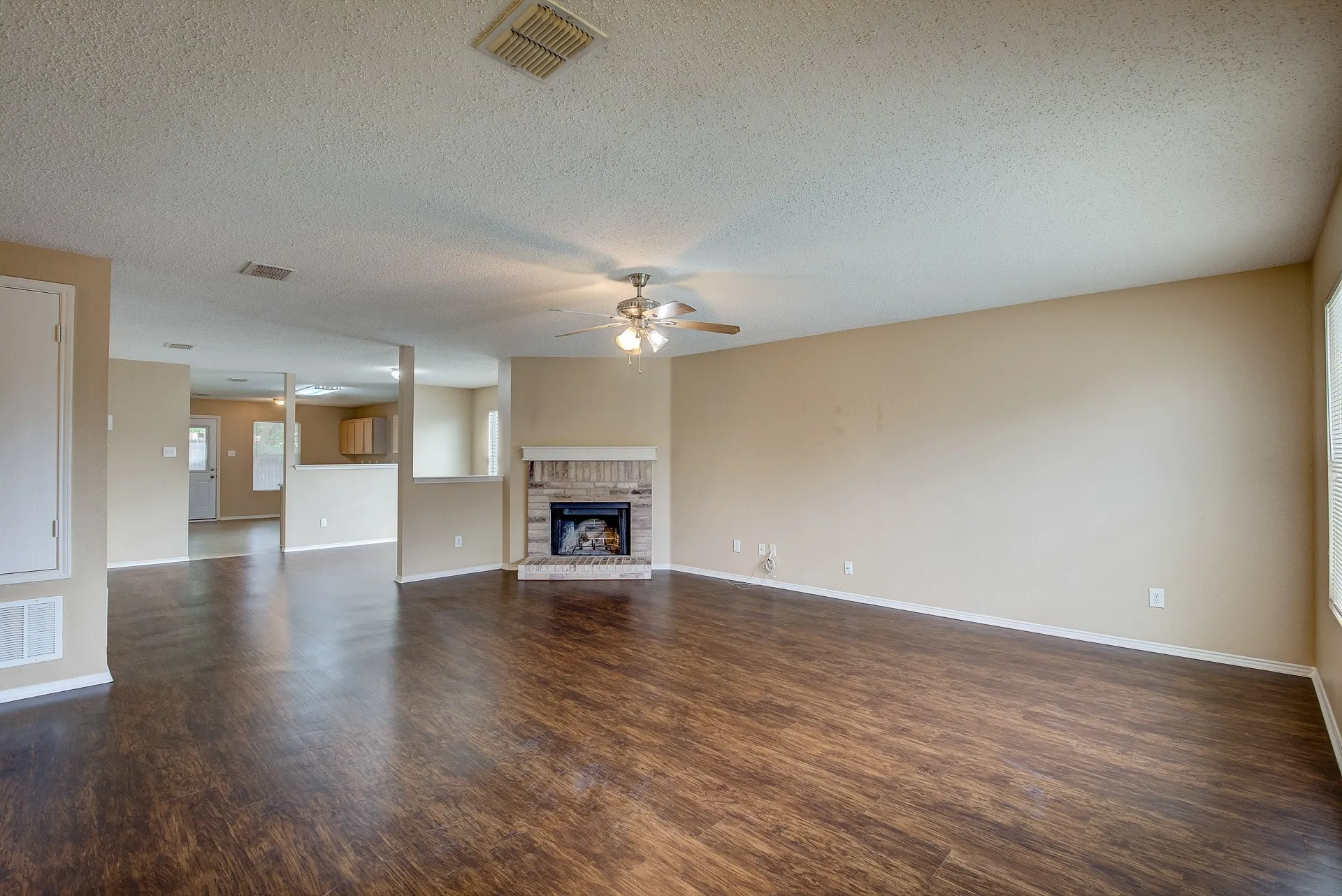 Single Family Residence For Rent in Tarrant County , 5433 Scotts Valley Street, Fort Worth, Texas 76244, 3 Bedroom, 2 Bathroom, 2 Garage spaces, 1,868 Sqft, built in 2003, mls#21362919, Real Estate Agent in Fort Worth, Homes For Rent in Tarrant county, Homes For Rent in Fort Worth, Realtor in Fort Worth Texas, Real Estate Brokerage Independent Realty Texas, Luminita Cordes Realtor