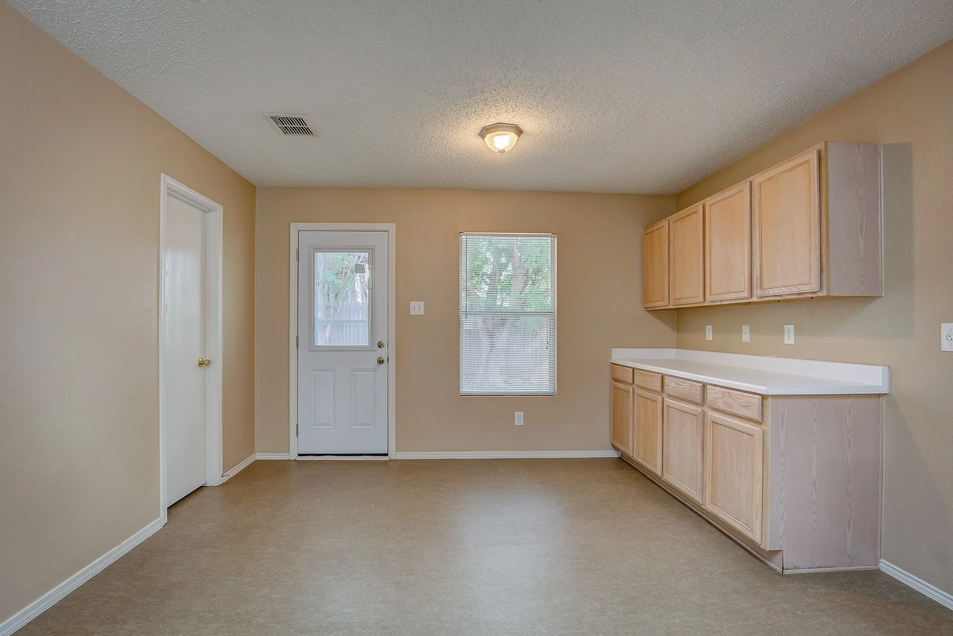 Single Family Residence For Rent in Tarrant County , 5433 Scotts Valley Street, Fort Worth, Texas 76244, 3 Bedroom, 2 Bathroom, 2 Garage spaces, 1,868 Sqft, built in 2003, mls#21362919, Real Estate Agent in Fort Worth, Homes For Rent in Tarrant county, Homes For Rent in Fort Worth, Realtor in Fort Worth Texas, Real Estate Brokerage Independent Realty Texas, Luminita Cordes Realtor