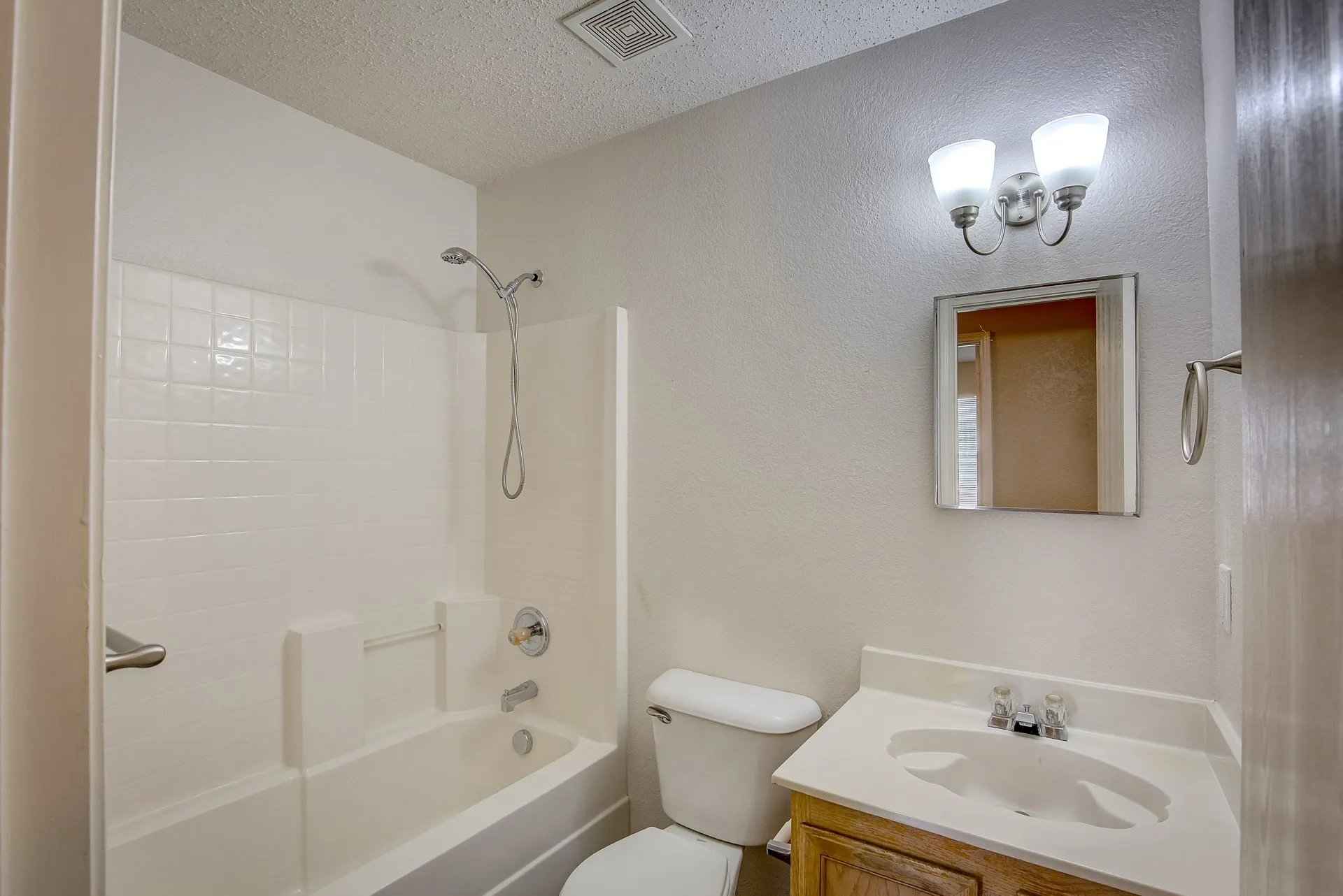 Single Family Residence For Rent in Tarrant County , 5433 Scotts Valley Street, Fort Worth, Texas 76244, 3 Bedroom, 2 Bathroom, 2 Garage spaces, 1,868 Sqft, built in 2003, mls#21362919, Real Estate Agent in Fort Worth, Homes For Rent in Tarrant county, Homes For Rent in Fort Worth, Realtor in Fort Worth Texas, Real Estate Brokerage Independent Realty Texas, Luminita Cordes Realtor