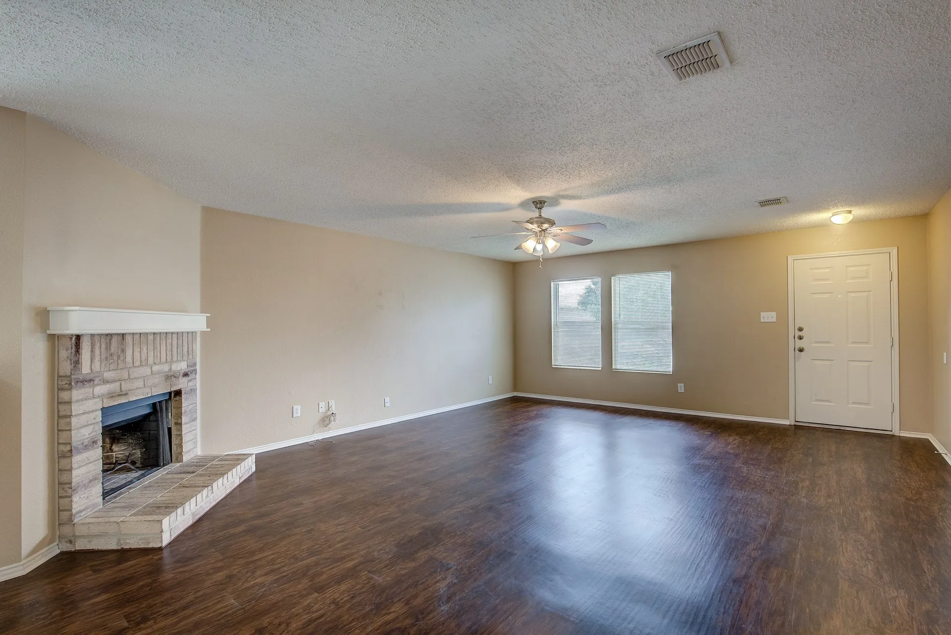 Single Family Residence For Rent in Tarrant County , 5433 Scotts Valley Street, Fort Worth, Texas 76244, 3 Bedroom, 2 Bathroom, 2 Garage spaces, 1,868 Sqft, built in 2003, mls#21362919, Real Estate Agent in Fort Worth, Homes For Rent in Tarrant county, Homes For Rent in Fort Worth, Realtor in Fort Worth Texas, Real Estate Brokerage Independent Realty Texas, Luminita Cordes Realtor