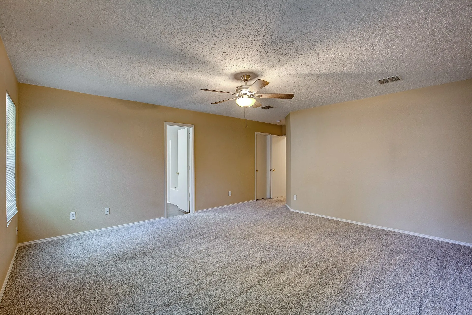 Single Family Residence For Rent in Tarrant County , 5433 Scotts Valley Street, Fort Worth, Texas 76244, 3 Bedroom, 2 Bathroom, 2 Garage spaces, 1,868 Sqft, built in 2003, mls#21362919, Real Estate Agent in Fort Worth, Homes For Rent in Tarrant county, Homes For Rent in Fort Worth, Realtor in Fort Worth Texas, Real Estate Brokerage Independent Realty Texas, Luminita Cordes Realtor