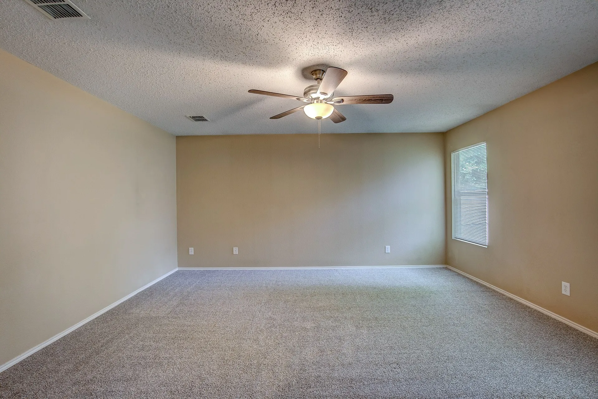Single Family Residence For Rent in Tarrant County , 5433 Scotts Valley Street, Fort Worth, Texas 76244, 3 Bedroom, 2 Bathroom, 2 Garage spaces, 1,868 Sqft, built in 2003, mls#21362919, Real Estate Agent in Fort Worth, Homes For Rent in Tarrant county, Homes For Rent in Fort Worth, Realtor in Fort Worth Texas, Real Estate Brokerage Independent Realty Texas, Luminita Cordes Realtor