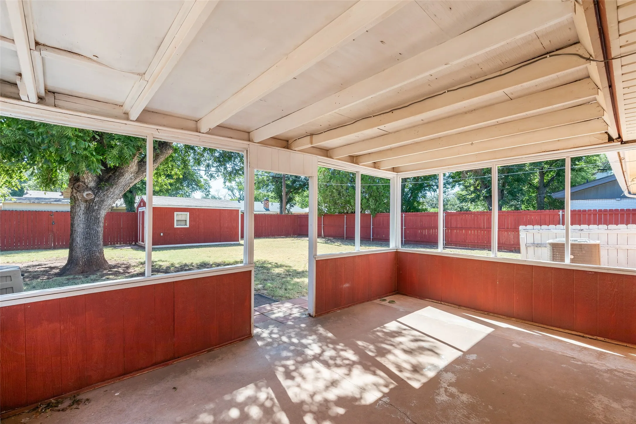 Single Family Residence For Sale in Taylor County , 1637 Glendale Drive, Abilene, Texas 79603, 3 Bedroom, 2 Bathroom, 2 Garage spaces, 1,692 Sqft, built in 1961, mls#21362392, Real Estate Agent in Abilene, Homes For Sale in Taylor county, Homes For Sale in Abilene, Realtor in Abilene Texas, Real Estate Brokerage Independent Realty Texas, Luminita Cordes Realtor