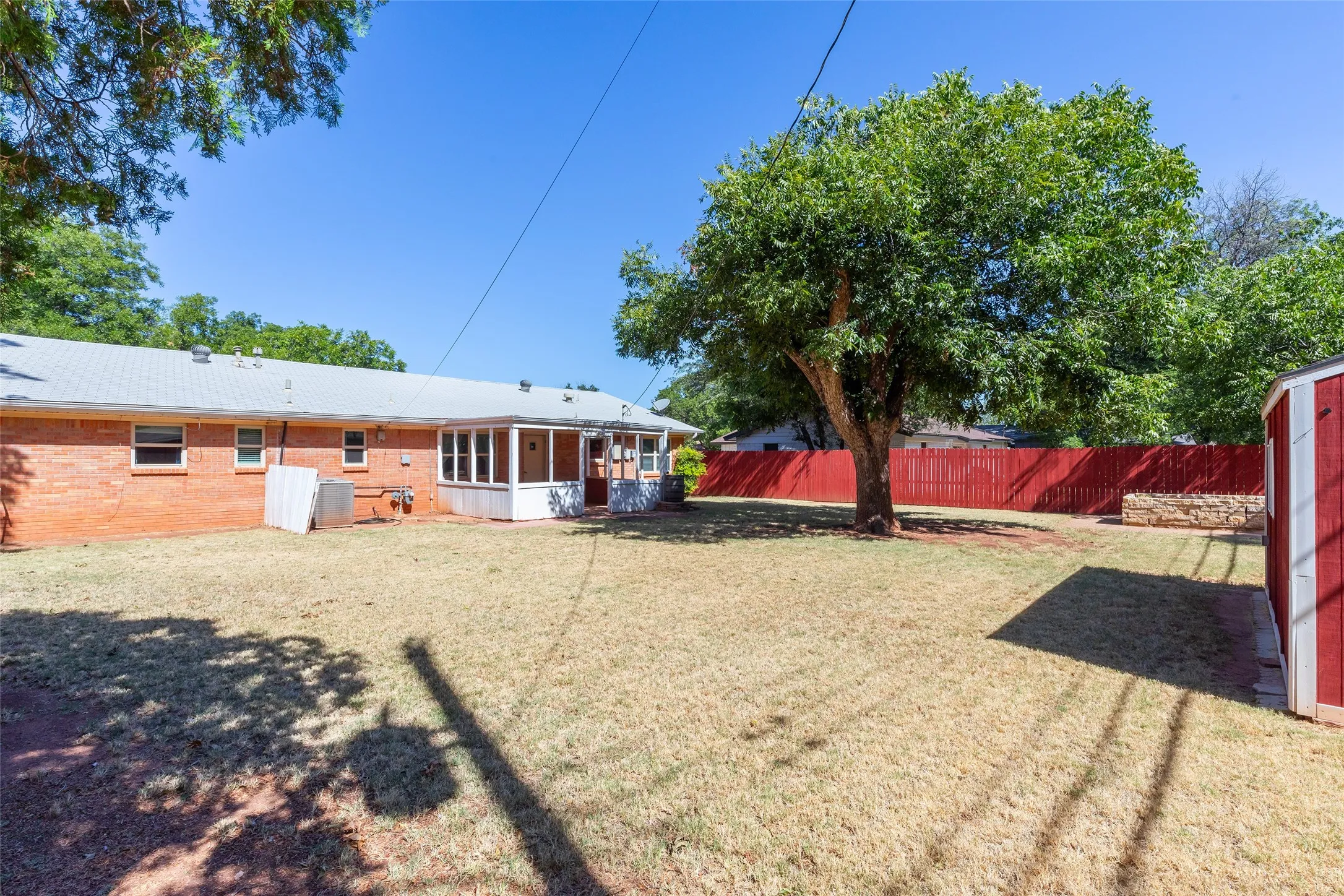 Single Family Residence For Sale in Taylor County , 1637 Glendale Drive, Abilene, Texas 79603, 3 Bedroom, 2 Bathroom, 2 Garage spaces, 1,692 Sqft, built in 1961, mls#21362392, Real Estate Agent in Abilene, Homes For Sale in Taylor county, Homes For Sale in Abilene, Realtor in Abilene Texas, Real Estate Brokerage Independent Realty Texas, Luminita Cordes Realtor