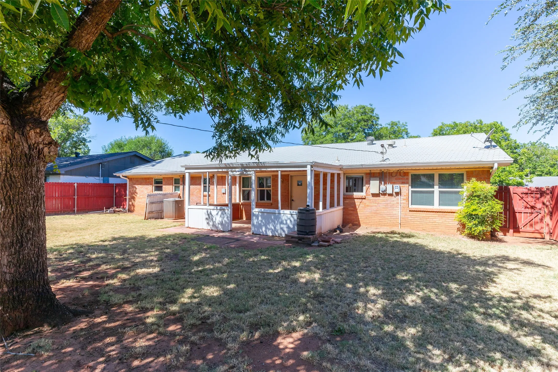 Single Family Residence For Sale in Taylor County , 1637 Glendale Drive, Abilene, Texas 79603, 3 Bedroom, 2 Bathroom, 2 Garage spaces, 1,692 Sqft, built in 1961, mls#21362392, Real Estate Agent in Abilene, Homes For Sale in Taylor county, Homes For Sale in Abilene, Realtor in Abilene Texas, Real Estate Brokerage Independent Realty Texas, Luminita Cordes Realtor