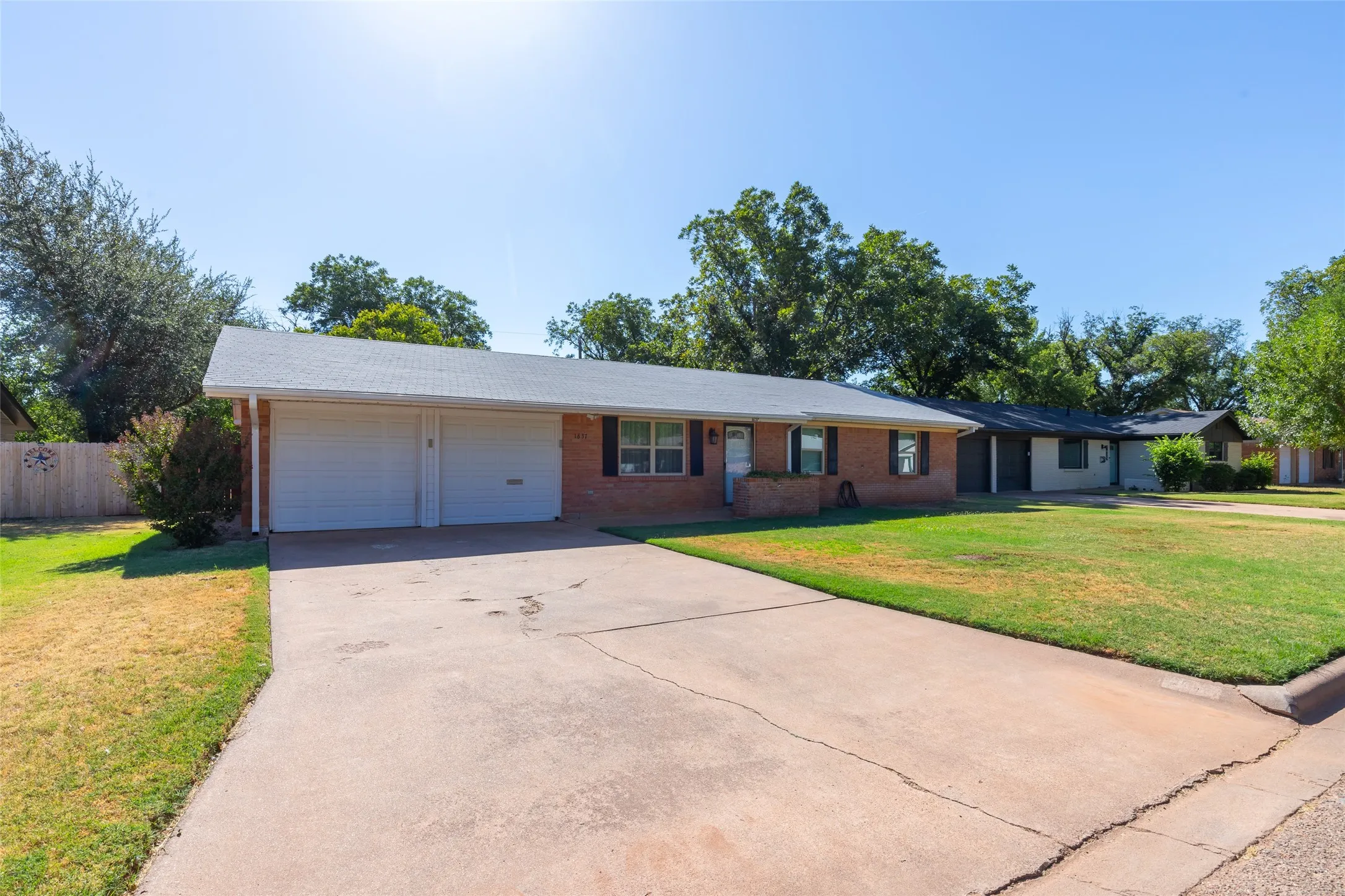 Single Family Residence For Sale in Taylor County , 1637 Glendale Drive, Abilene, Texas 79603, 3 Bedroom, 2 Bathroom, 2 Garage spaces, 1,692 Sqft, built in 1961, mls#21362392, Real Estate Agent in Abilene, Homes For Sale in Taylor county, Homes For Sale in Abilene, Realtor in Abilene Texas, Real Estate Brokerage Independent Realty Texas, Luminita Cordes Realtor