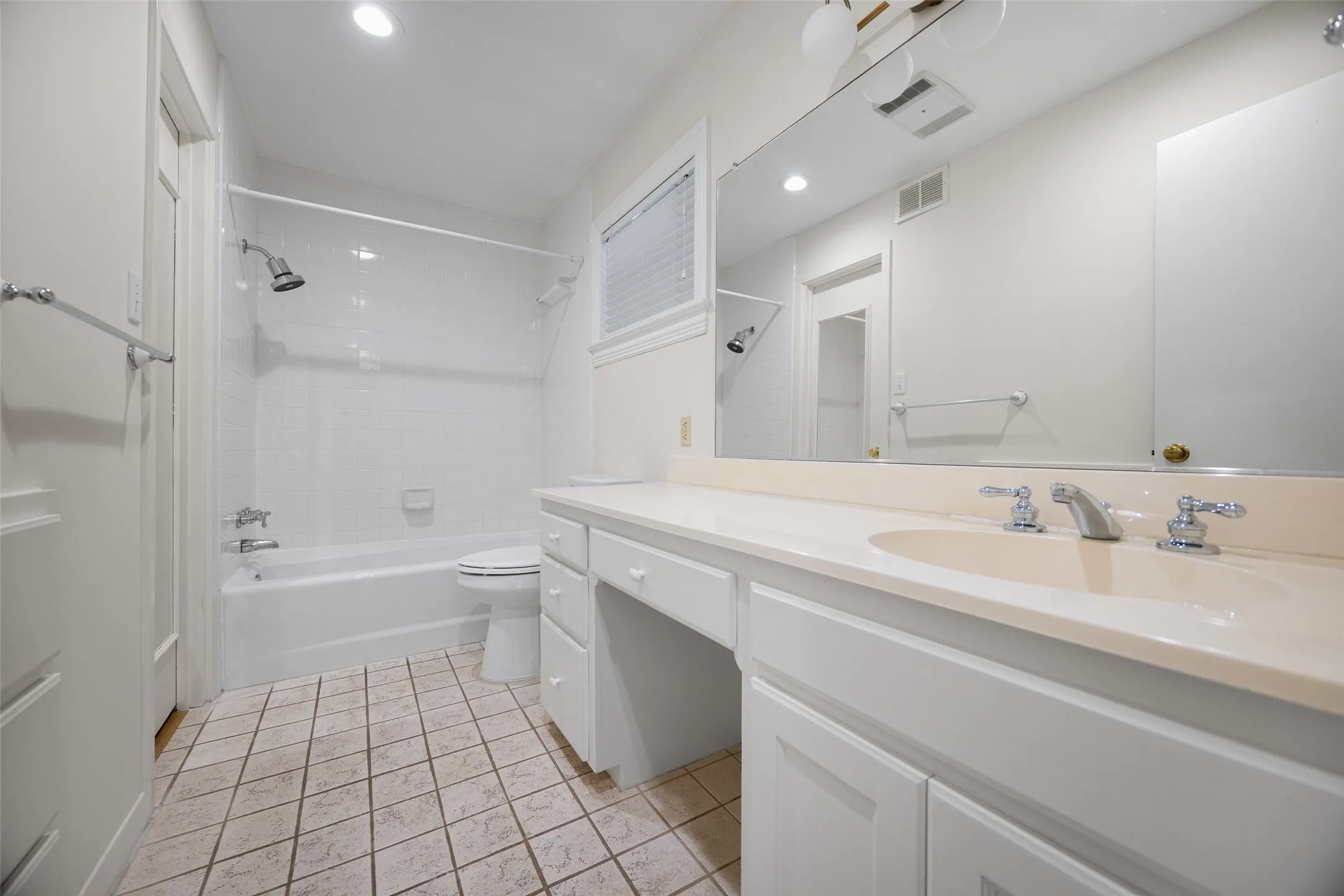 Single Family Residence For Rent in Dallas County , 3813 Purdue Avenue, University Park, Texas 75225, 4 Bedroom, 4 Bathroom, Garage spaces, 2,943 Sqft, built in 1950, mls#21362889, Real Estate Agent in University Park, Homes For Rent in Dallas county, Homes For Rent in University Park, Realtor in University Park Texas, Real Estate Brokerage Independent Realty Texas, Luminita Cordes Realtor