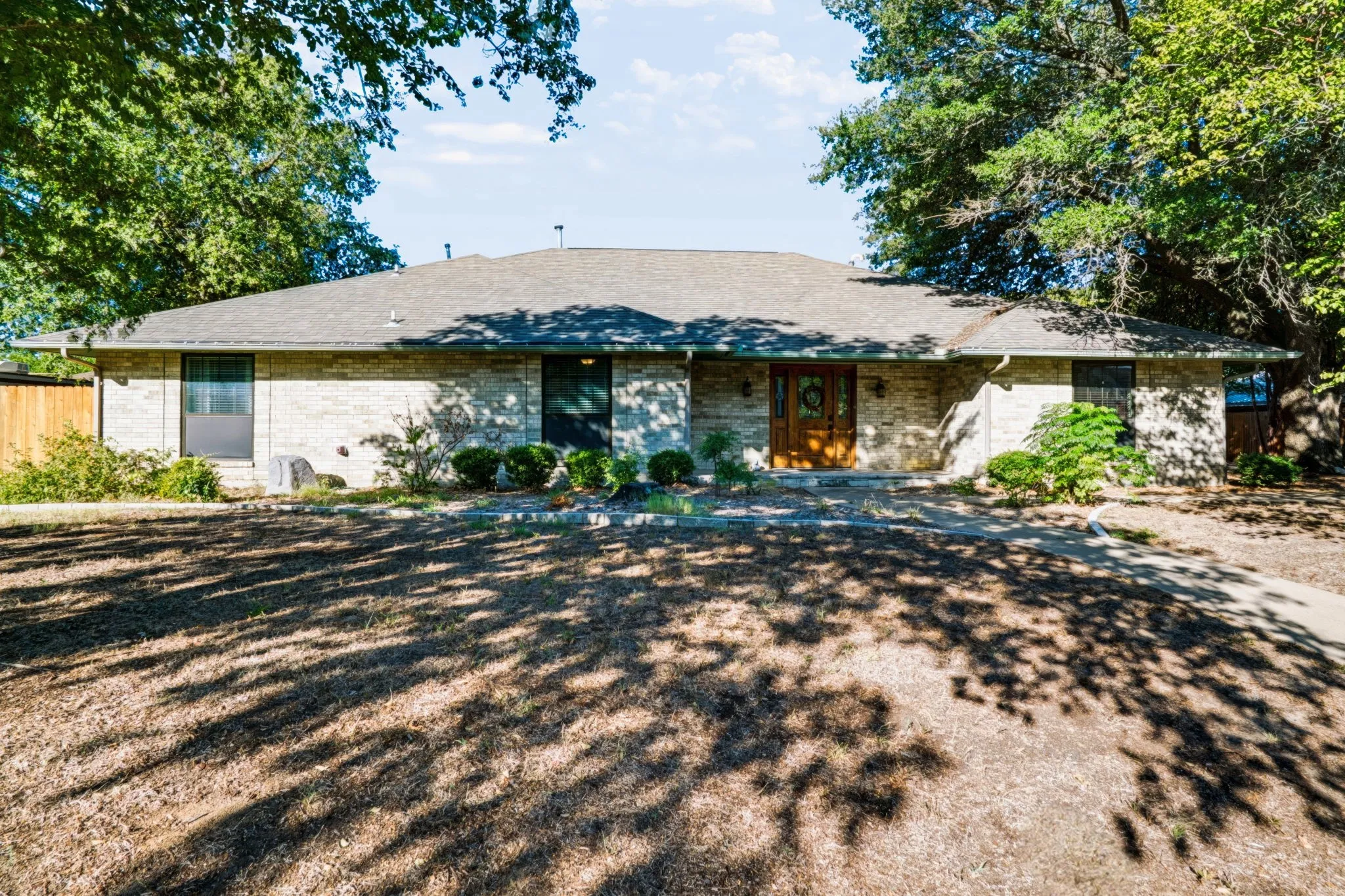 Single Family Residence For Sale in Erath County , 980 N Lydia Street, Stephenville, Texas 76401, 4 Bedroom, 3 Bathroom, 2 Garage spaces, 2,928 Sqft, built in 1977, mls#21362742, Real Estate Agent in Stephenville, Homes For Sale in Erath county, Homes For Sale in Stephenville, Realtor in Stephenville Texas, Real Estate Brokerage Independent Realty Texas, Luminita Cordes Realtor